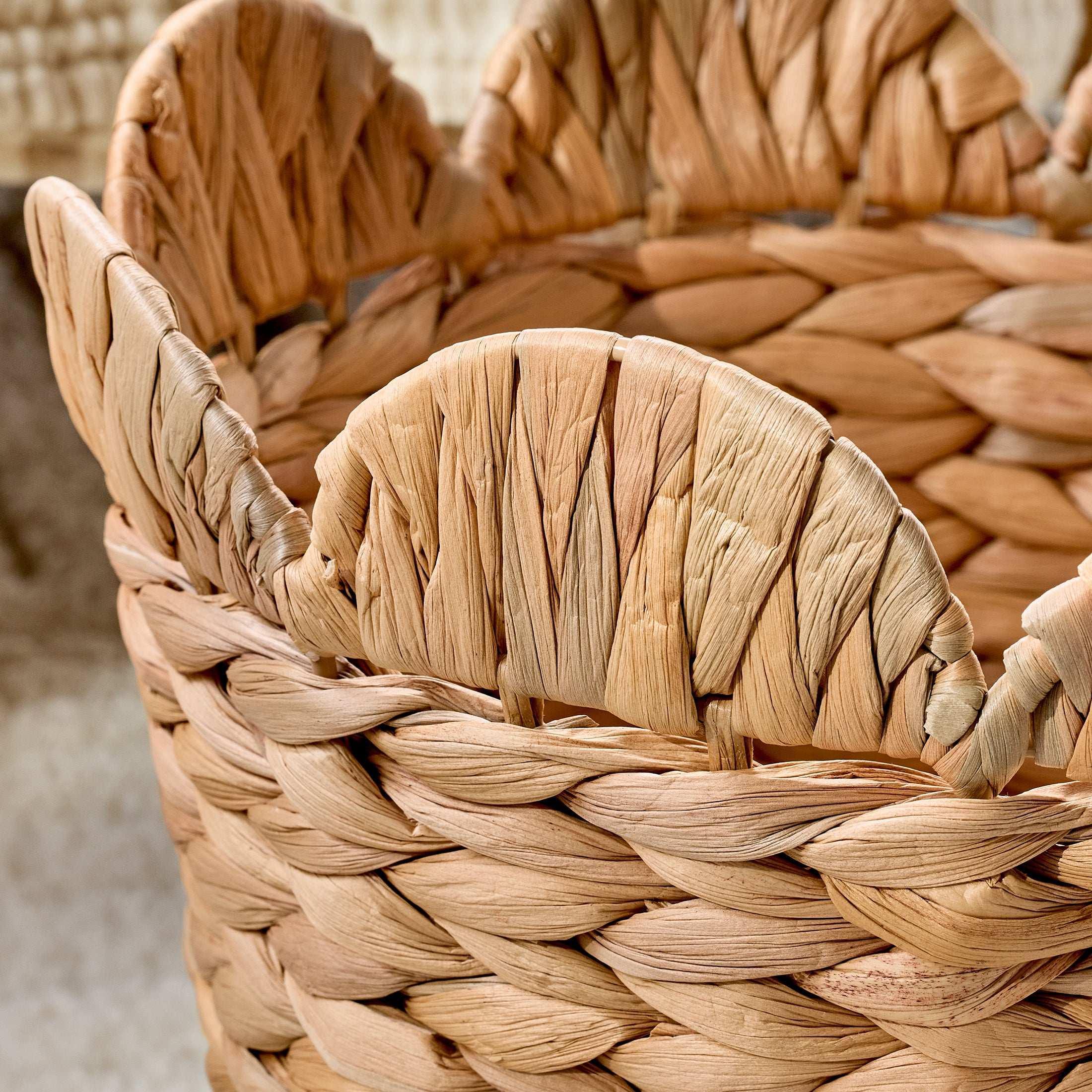 Better Homes & Gardens Round Scalloped Rim Water Hyacinth Basket - Image 4
