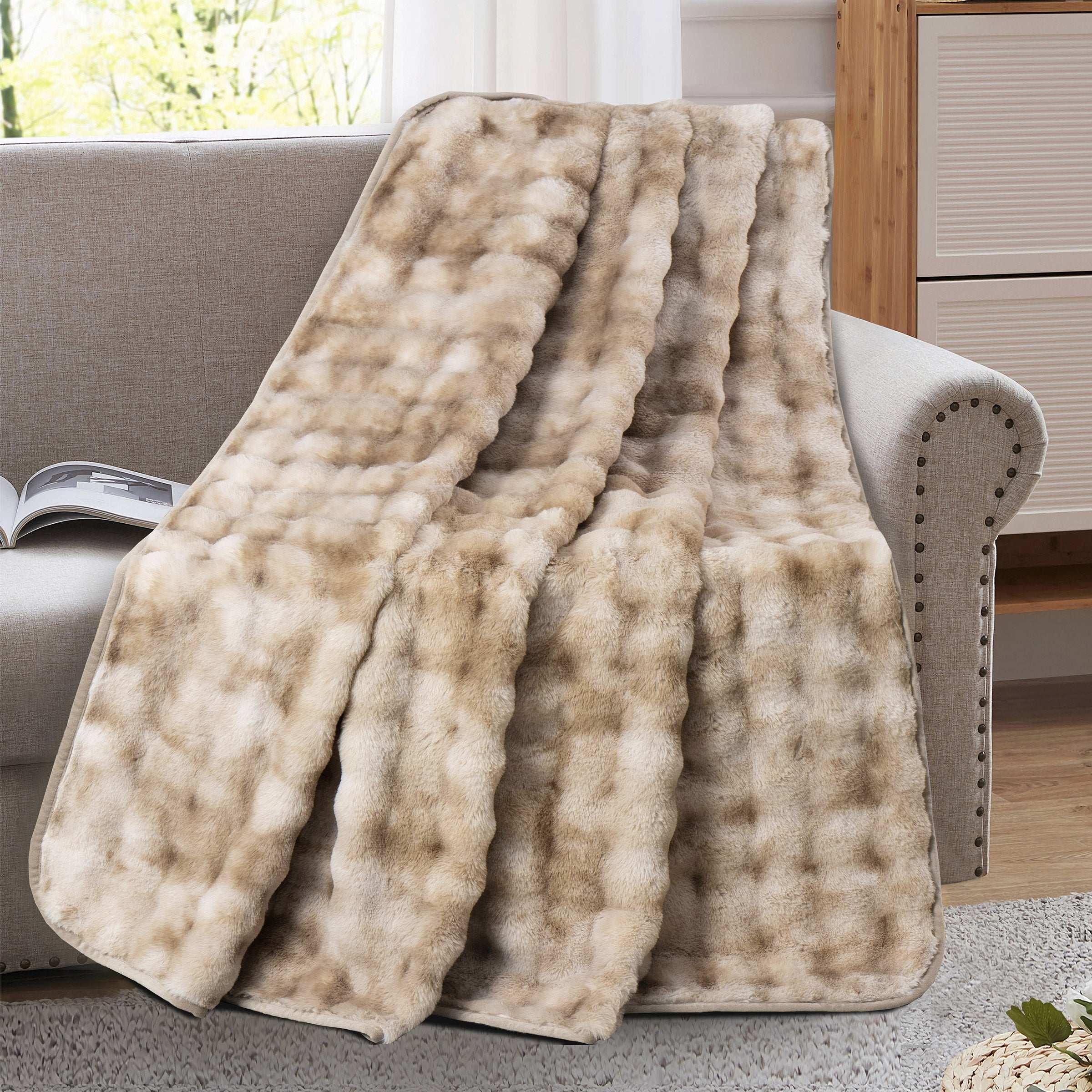 Brentwood Oversized Waterproof Pet Blanket and Furniture Protector, Bubble Fur - Image 2