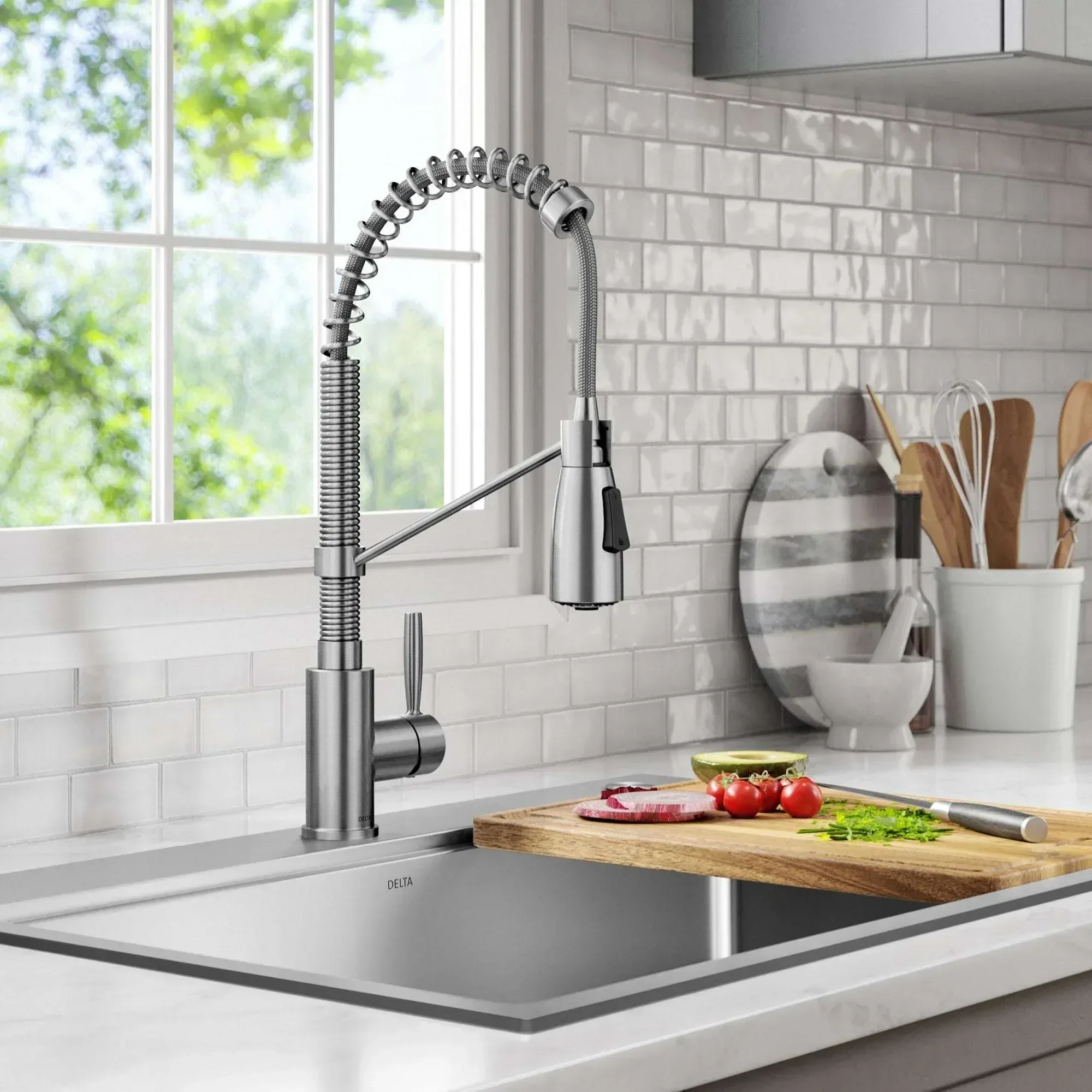 Delta Pull-down High Arc Single Handle Kitchen Faucet - Image 3