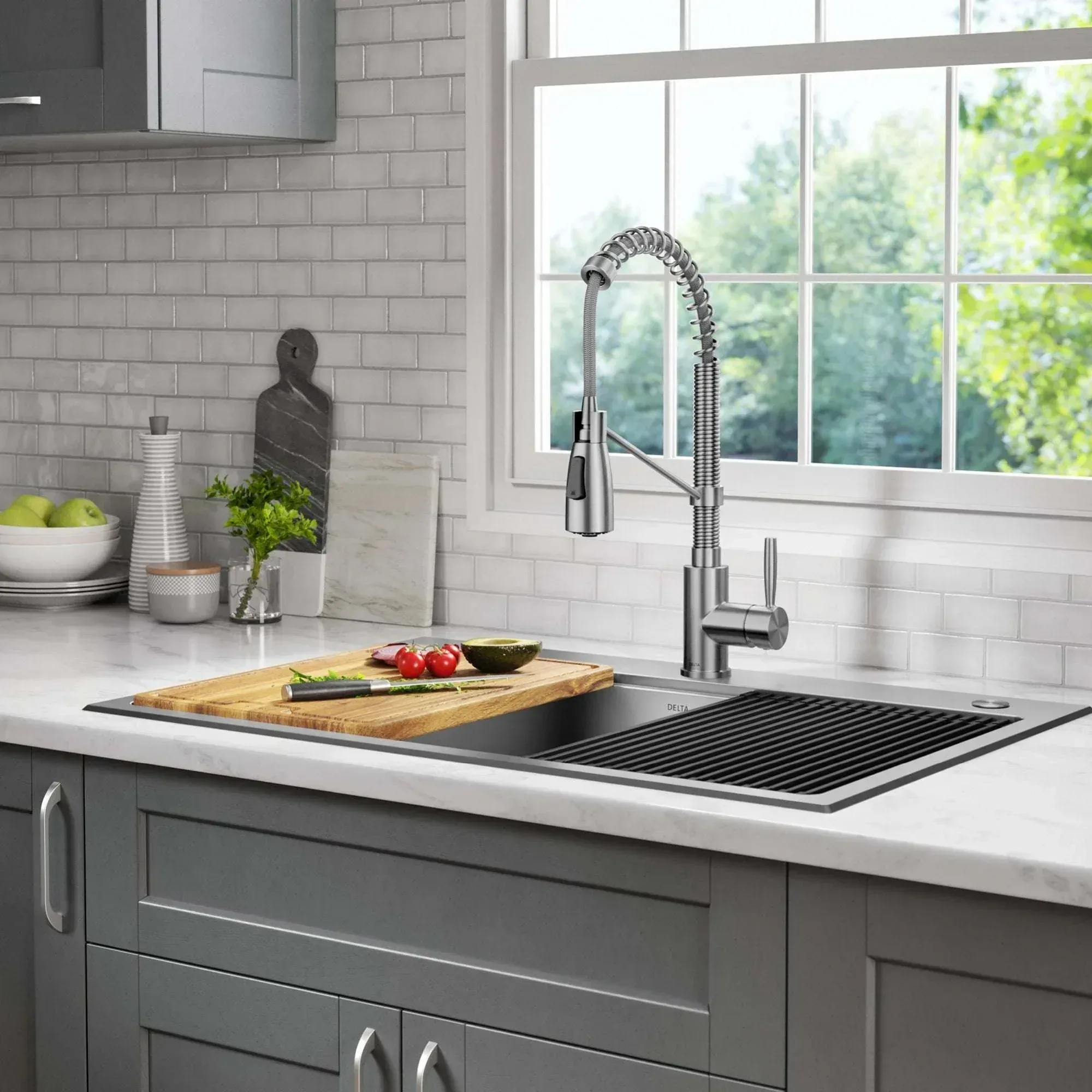 Delta Pull-down High Arc Single Handle Kitchen Faucet - Image 4