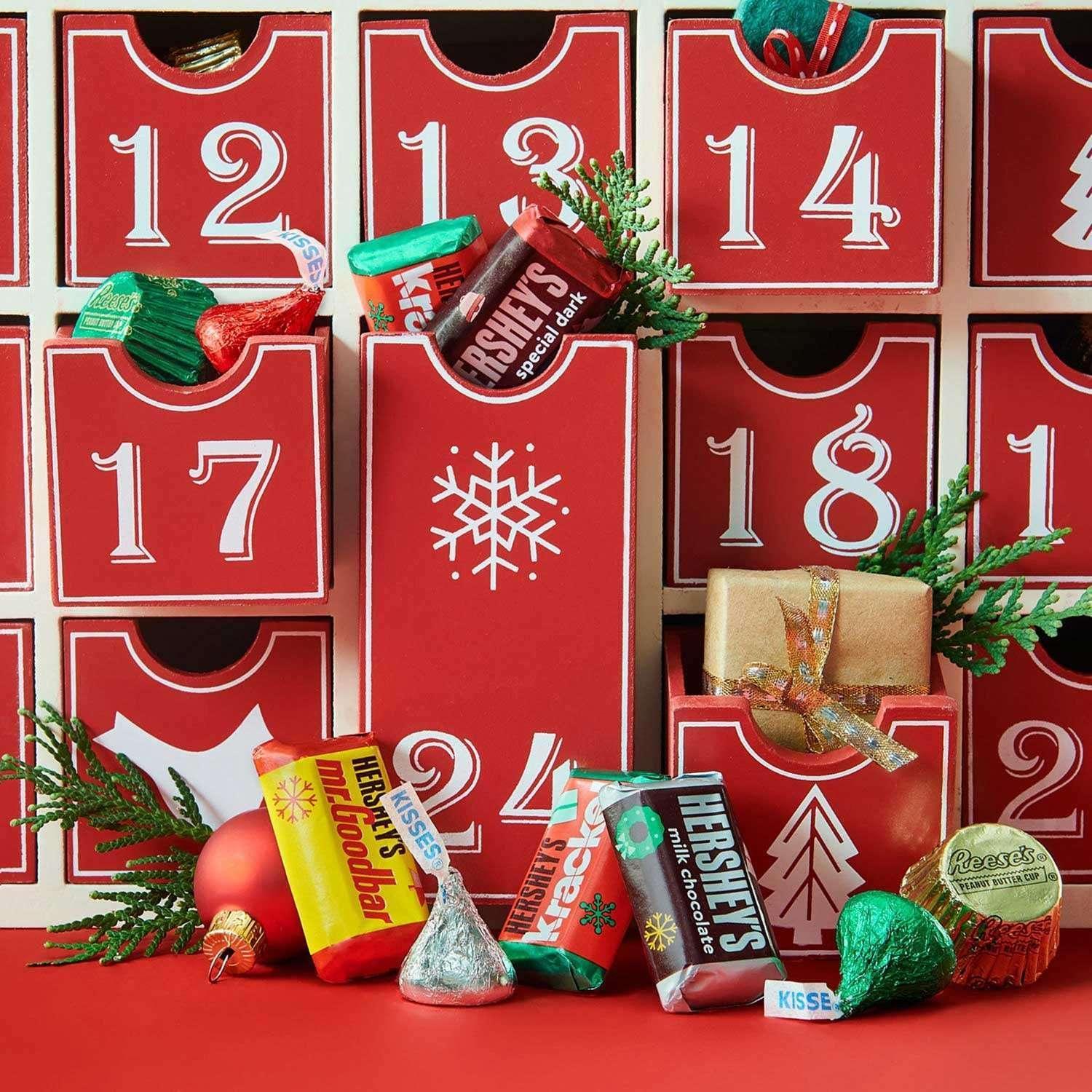 HERSHEY'S Christmas Assorted Chocolate Candy, 130 pcs. - Image 5