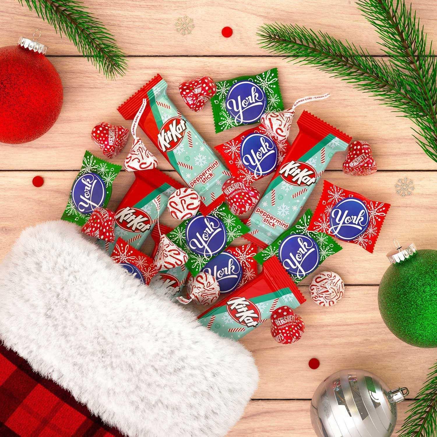 HERSHEY'S Christmas Assorted Mint Flavored Candy, 83.82 oz. - Image 6