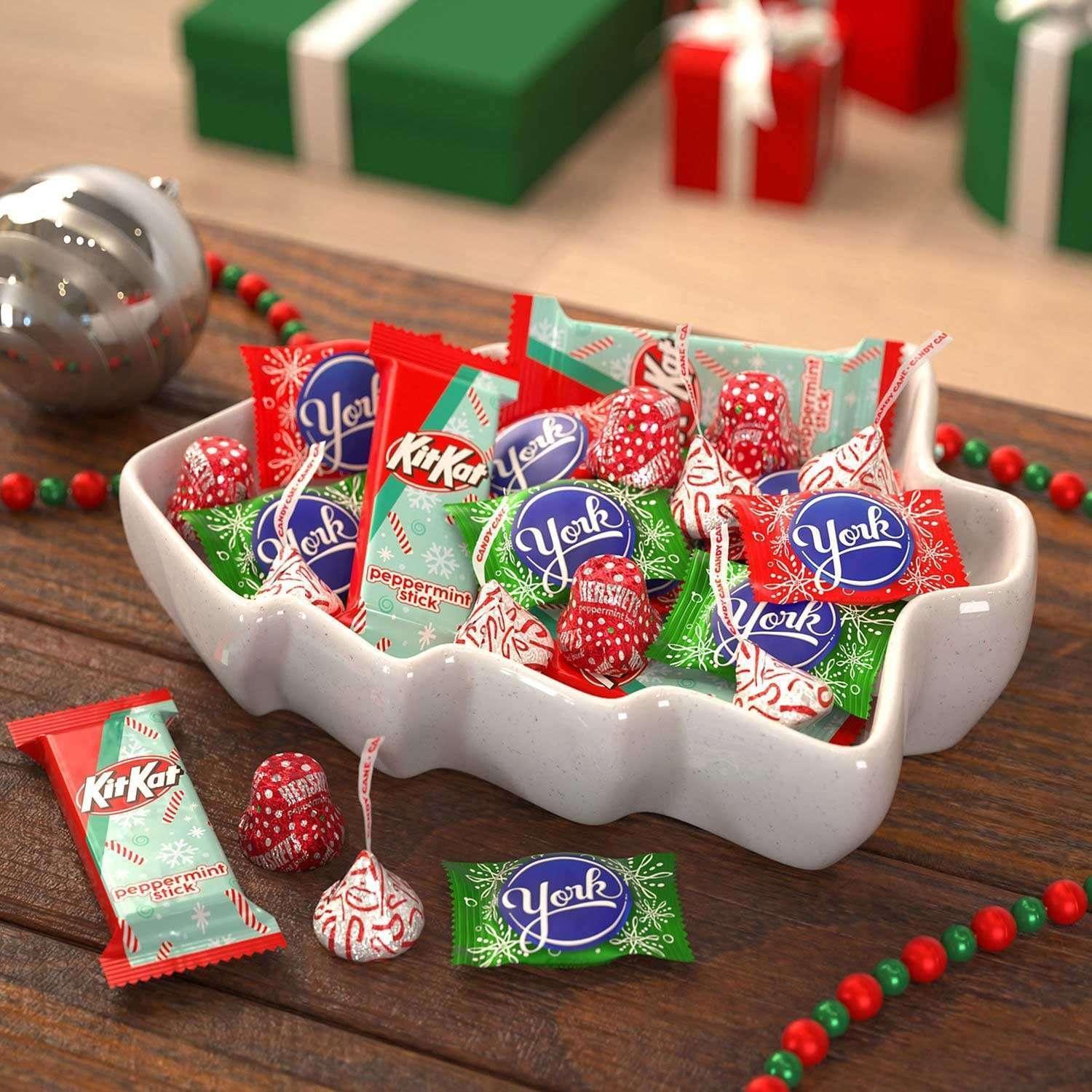 HERSHEY'S Christmas Assorted Mint Flavored Candy, 83.82 oz. - Image 7