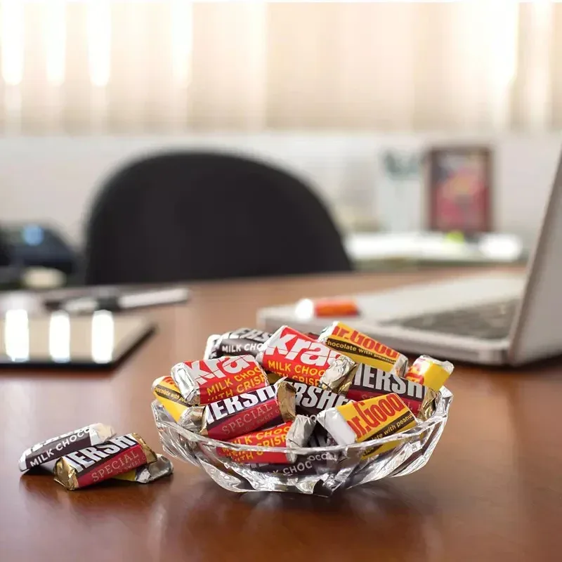 Hershey's Miniatures Assorted Milk And Dark Chocolate Candy Bars, 180 pk./56 oz. - Image 6