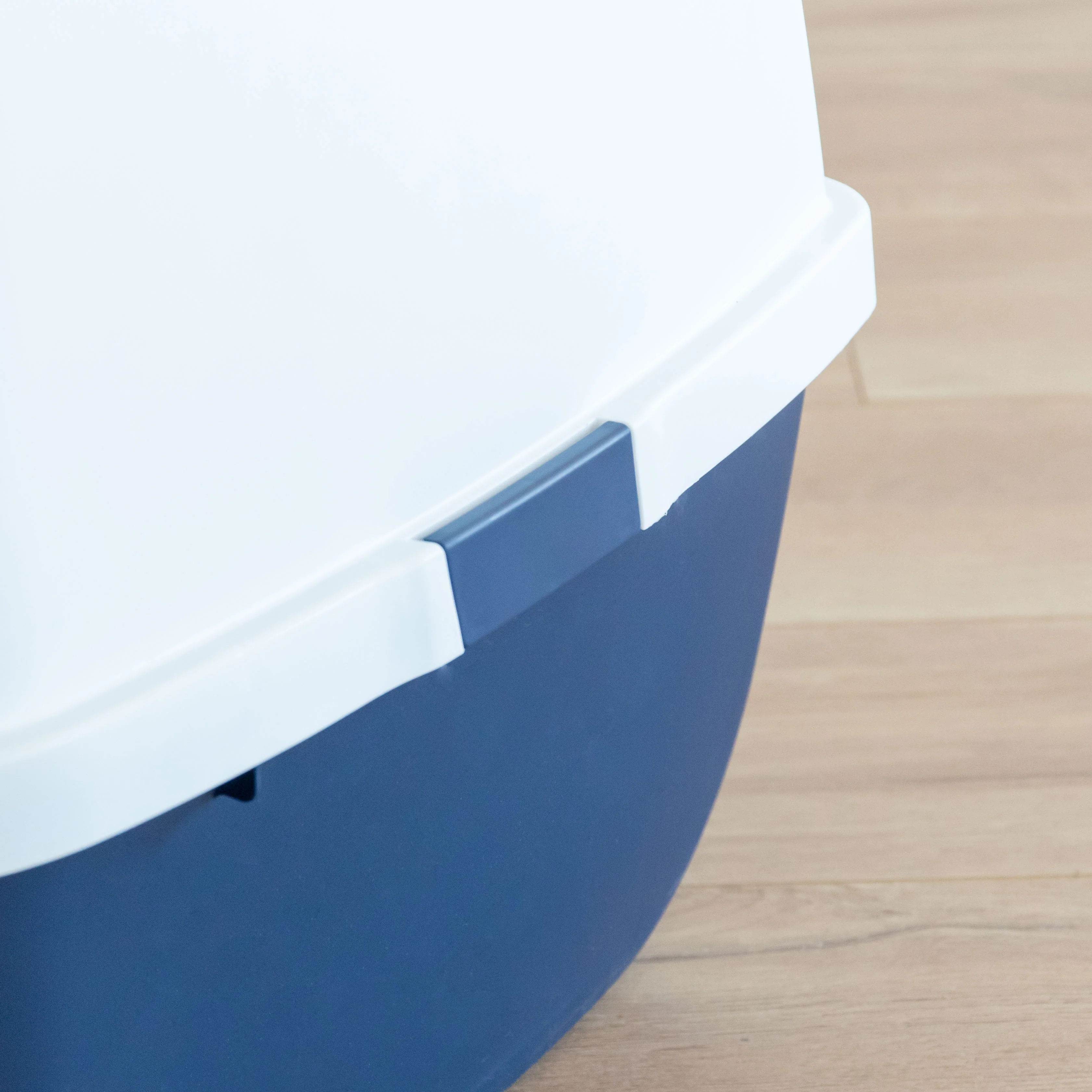 IRIS Large Covered Cat Litter Box with Front Door Flap | Enclosed Design & Handle Navy/White - Image 5
