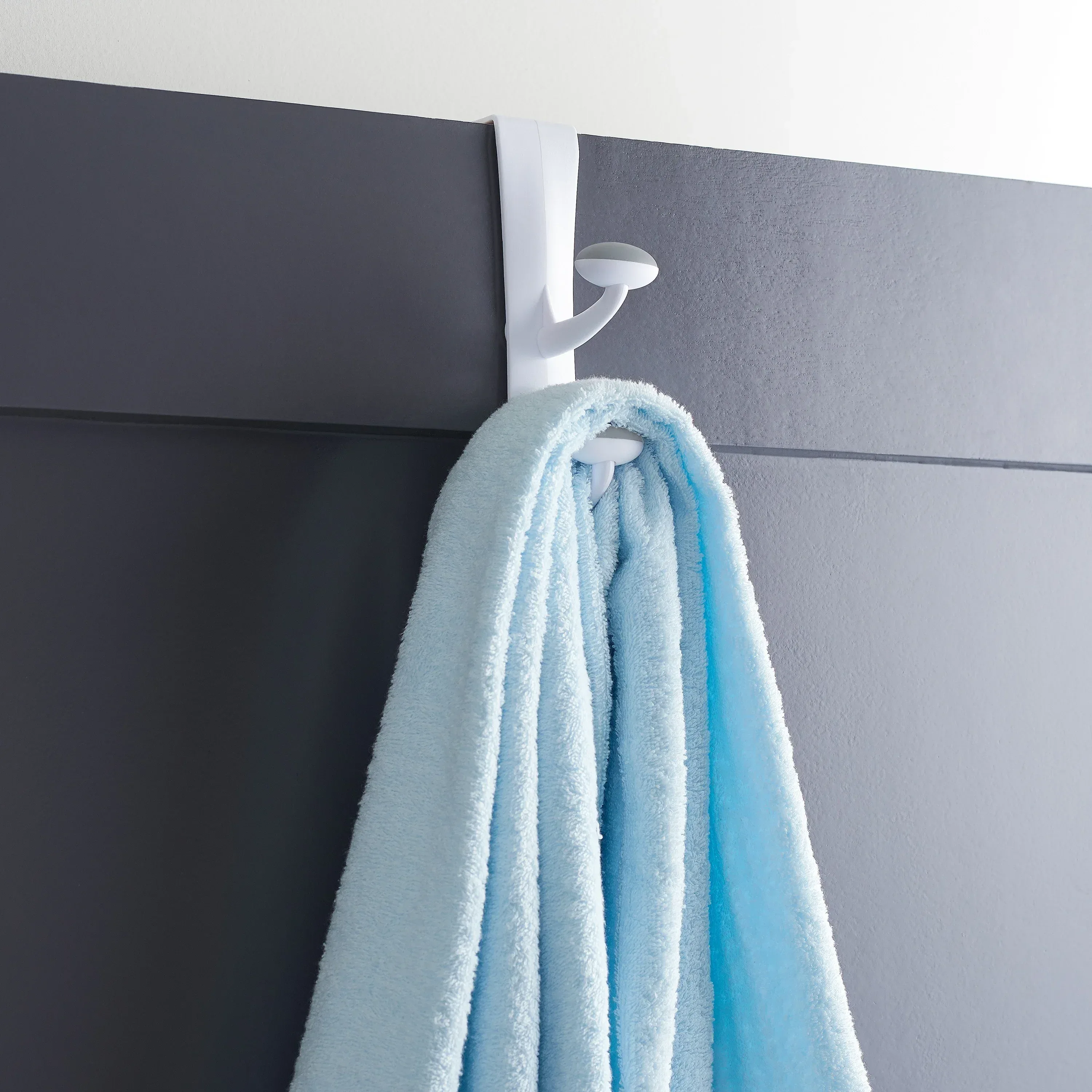 Mainstays White Over the Door Rubber Grip Hooks for Closet and Bathroom Storage, 2 Pack - Image 4