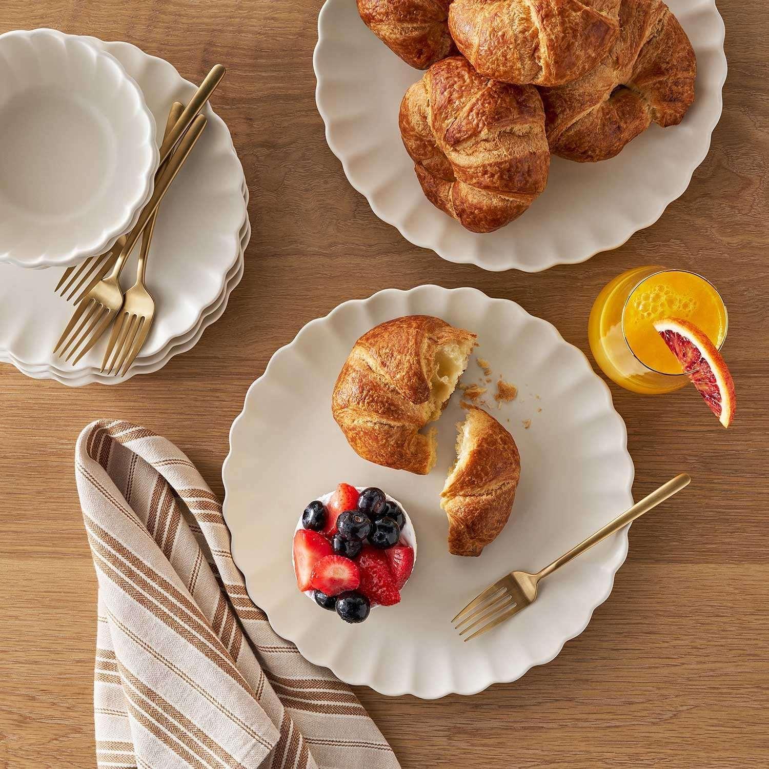 Member's Mark 12-Piece Scallop Dinnerware Set - Image 3