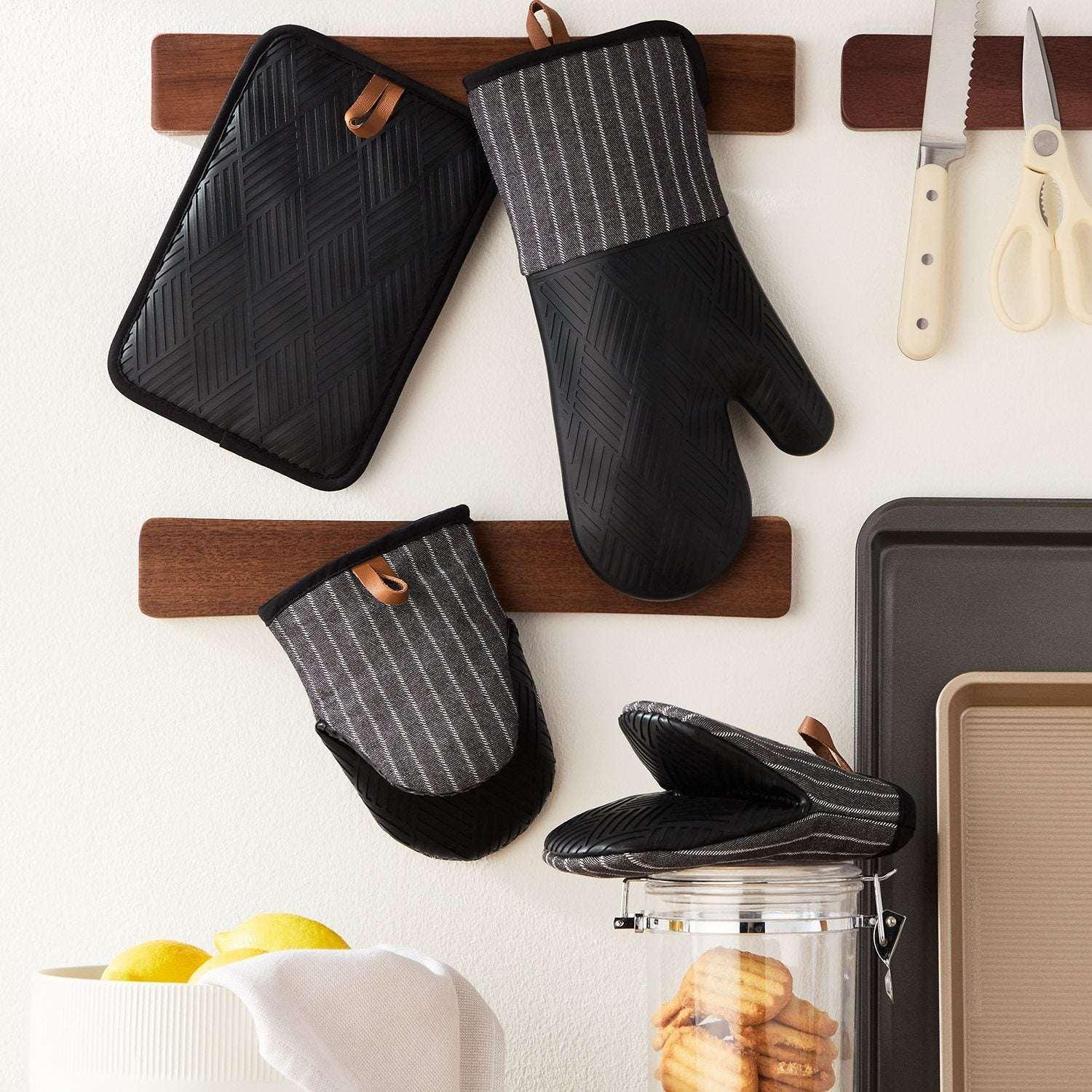 Member's Mark 4 -Pack Yarn Dyed Silicone Oven Mitt, Pot Holder, Mini Mitt Set - Image 10