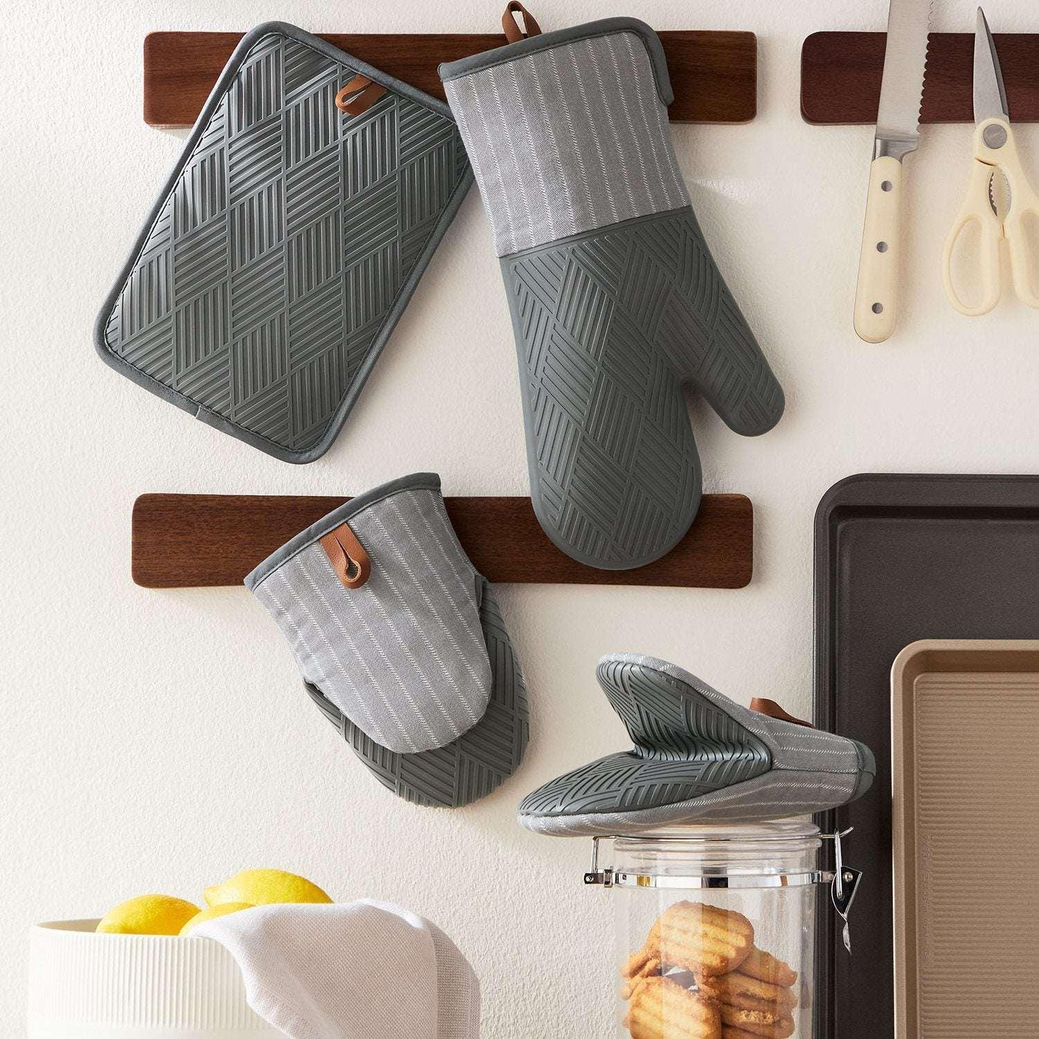 Member's Mark 4 -Pack Yarn Dyed Silicone Oven Mitt, Pot Holder, Mini Mitt Set - Image 15