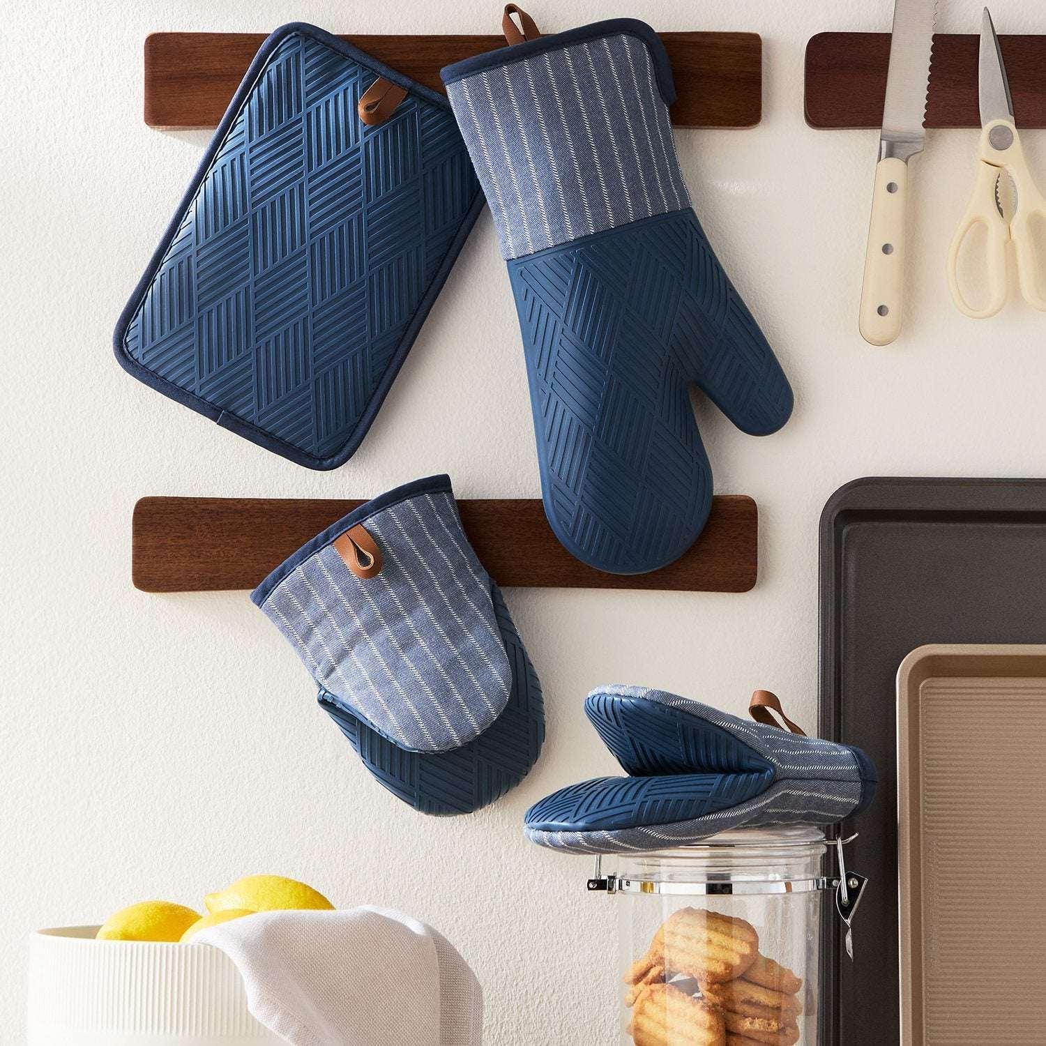 Member's Mark 4 -Pack Yarn Dyed Silicone Oven Mitt, Pot Holder, Mini Mitt Set - Image 2