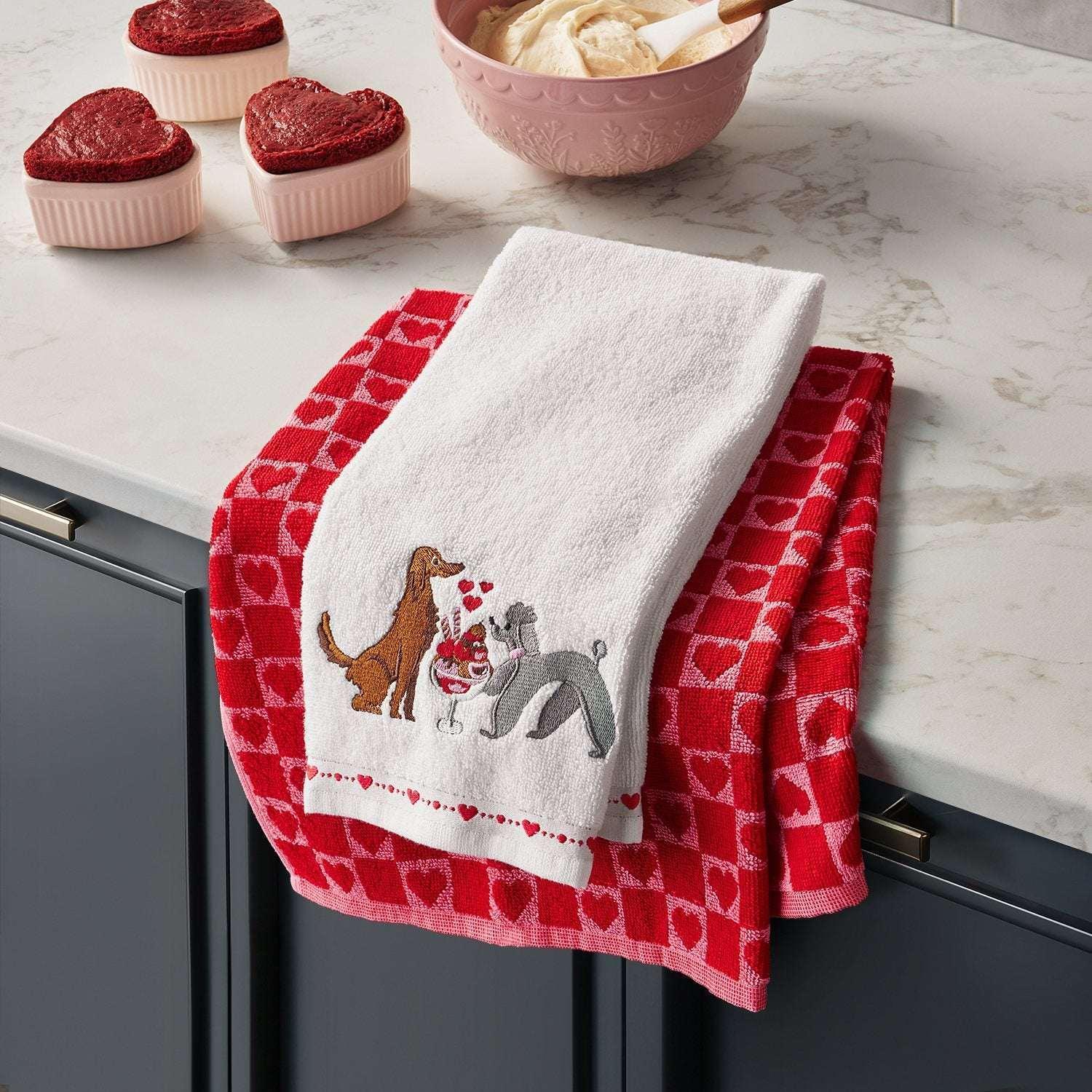Member's Mark 8-Piece Kitchen Towel Set, Valentine's Day - Image 3