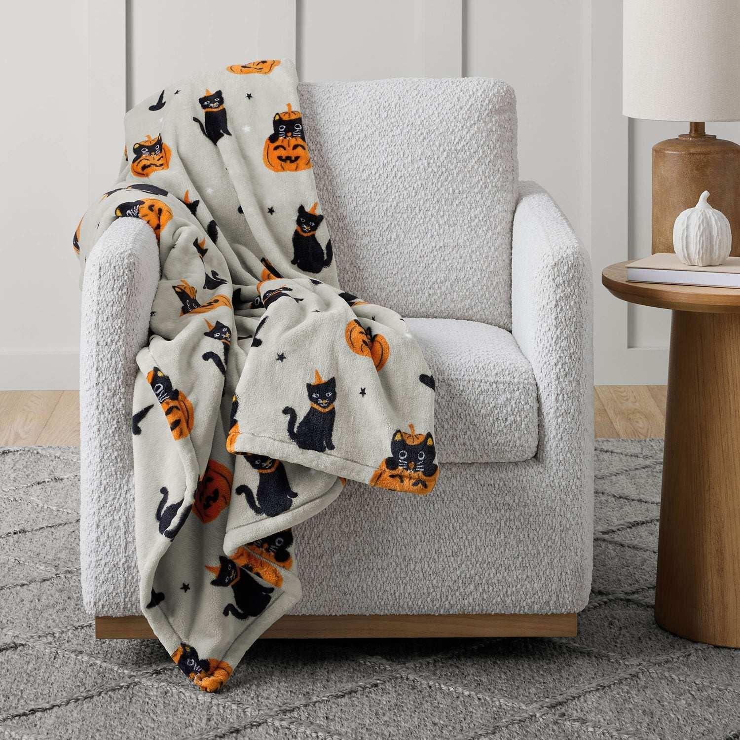 Member's Mark Halloween Lounge Throw, 60" x 70" - Image 2