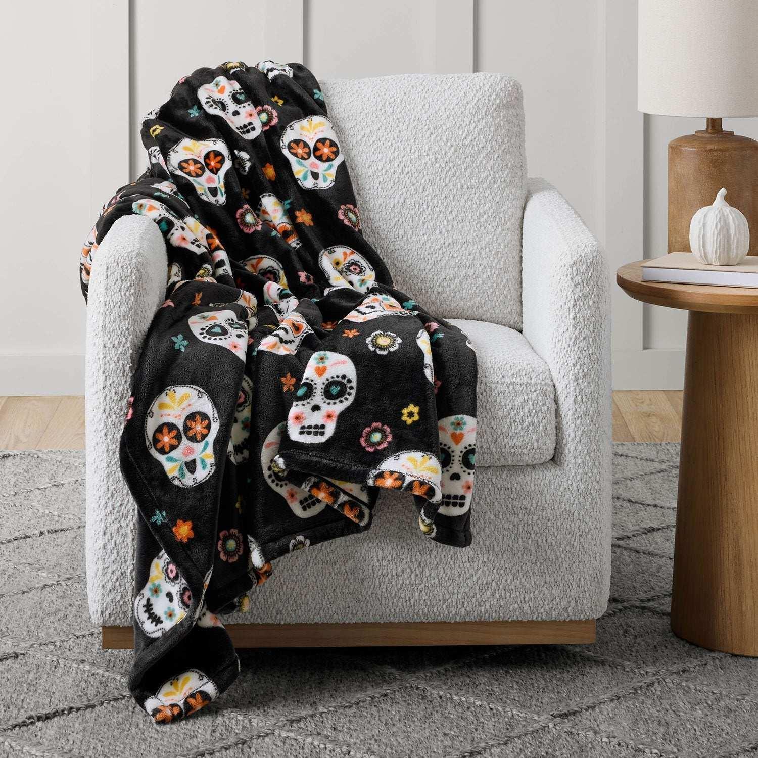 Member's Mark Halloween Lounge Throw, 60" x 70" - Image 3