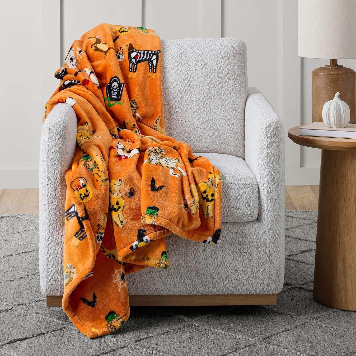 Member's Mark Halloween Lounge Throw, 60" x 70" - Image 4
