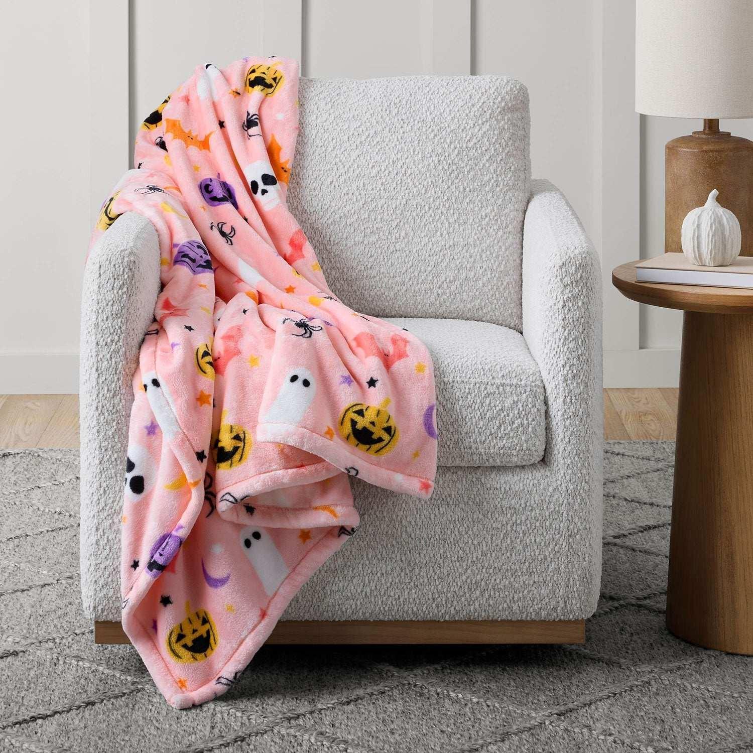 Member's Mark Halloween Lounge Throw, 60" x 70" - Image 6