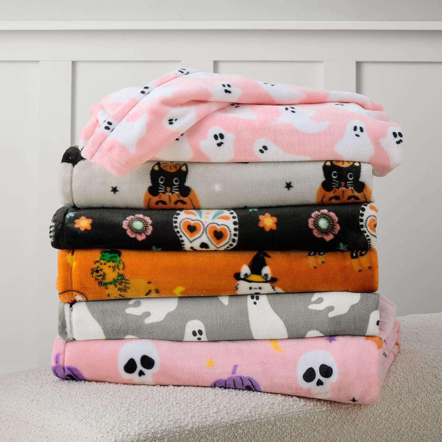 Member's Mark Halloween Lounge Throw, 60" x 70" - Image 9