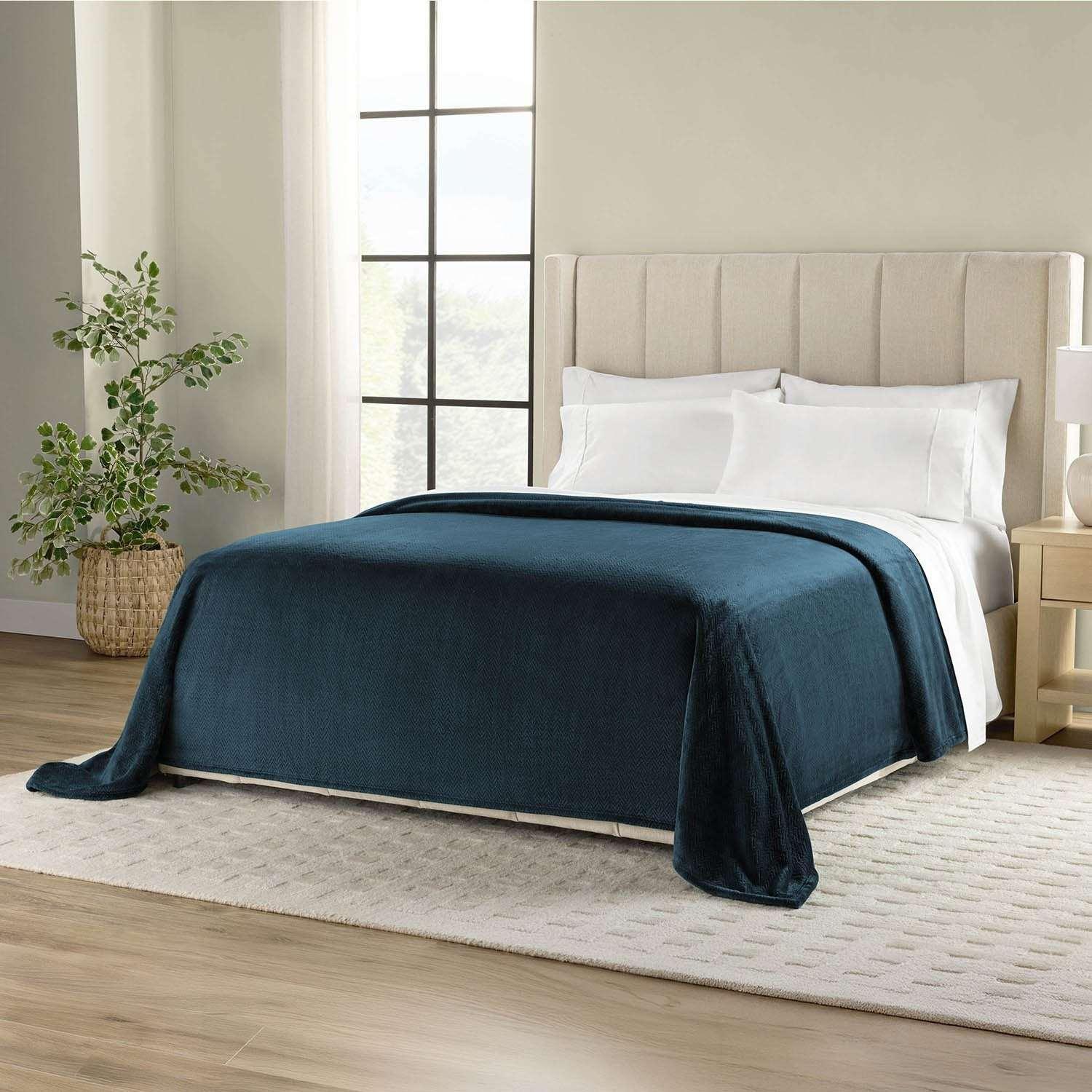 Member's Mark Oversized Cloud Touch Blanket - Image 5