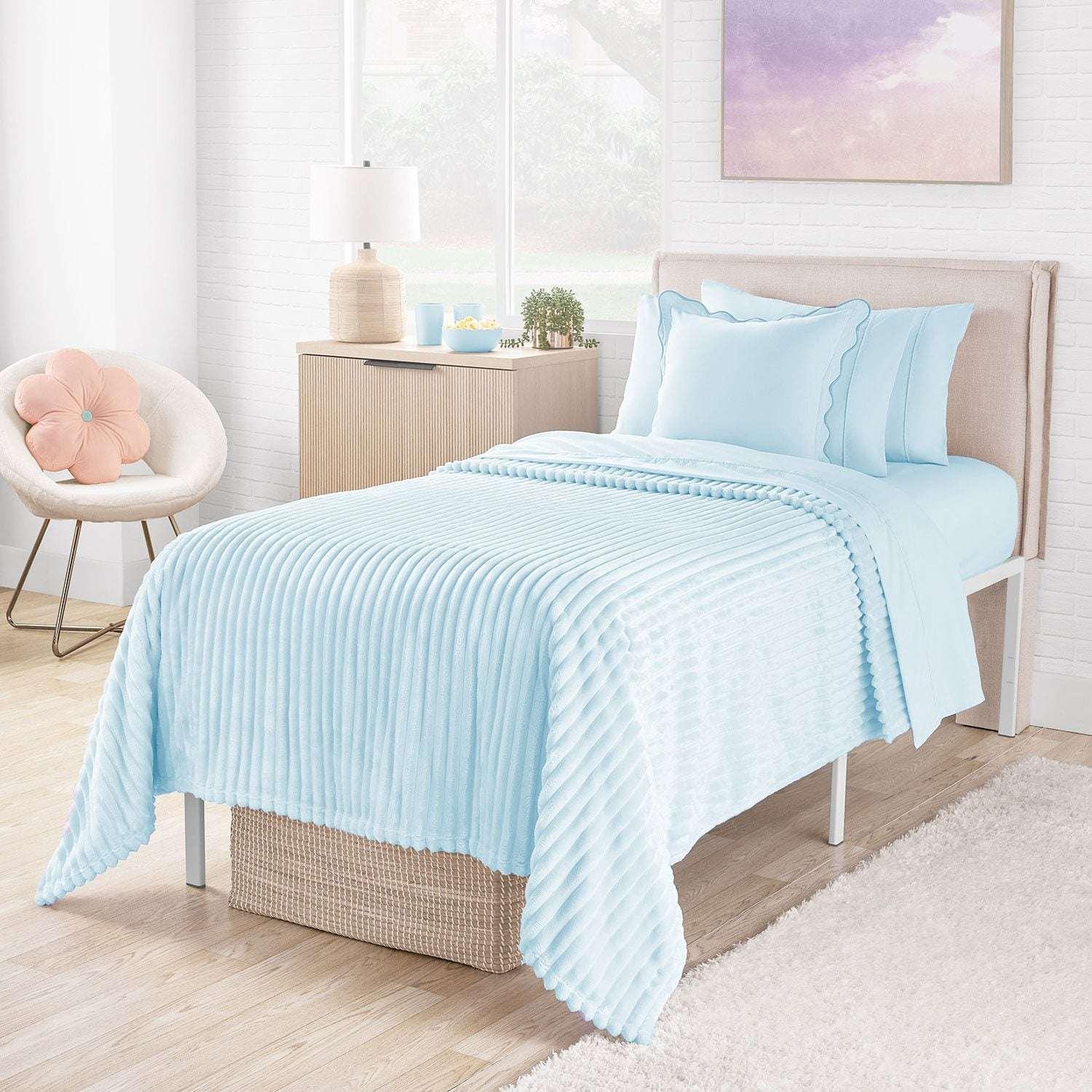 Member's Mark Oversized Plush Blanket, 78" x 92" - Image 10