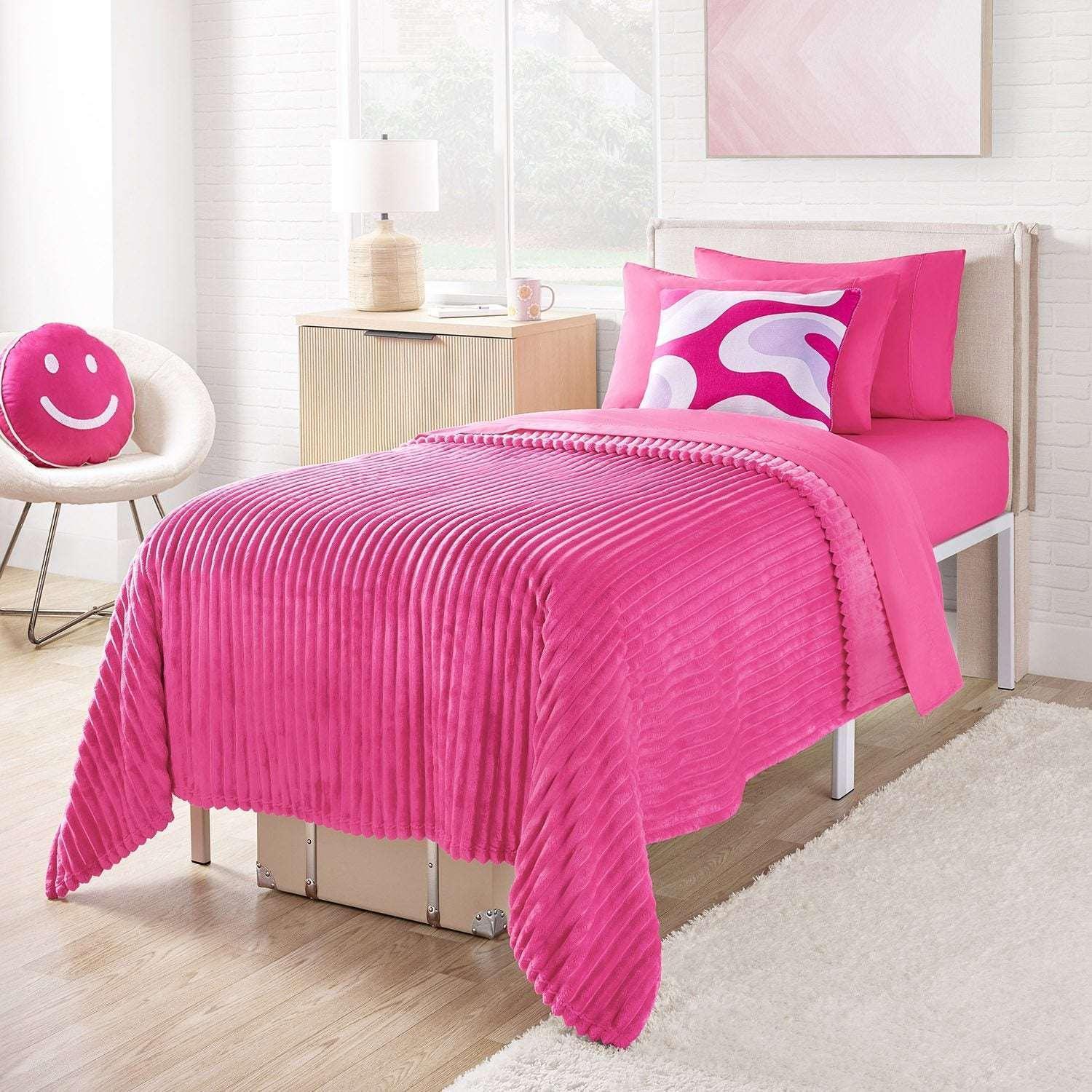 Member's Mark Oversized Plush Blanket, 78" x 92" - Image 19