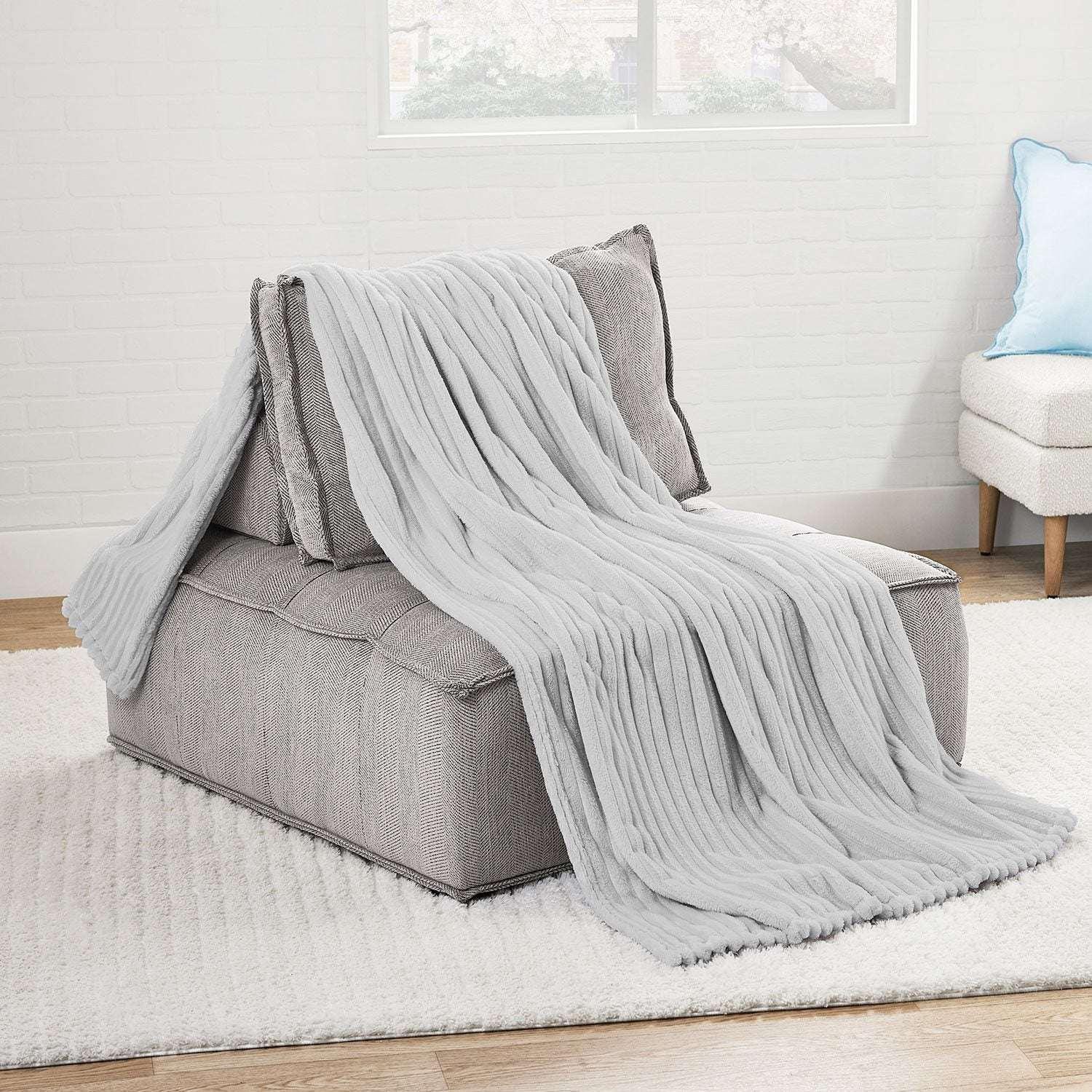 Member's Mark Oversized Plush Blanket, 78" x 92" - Image 3