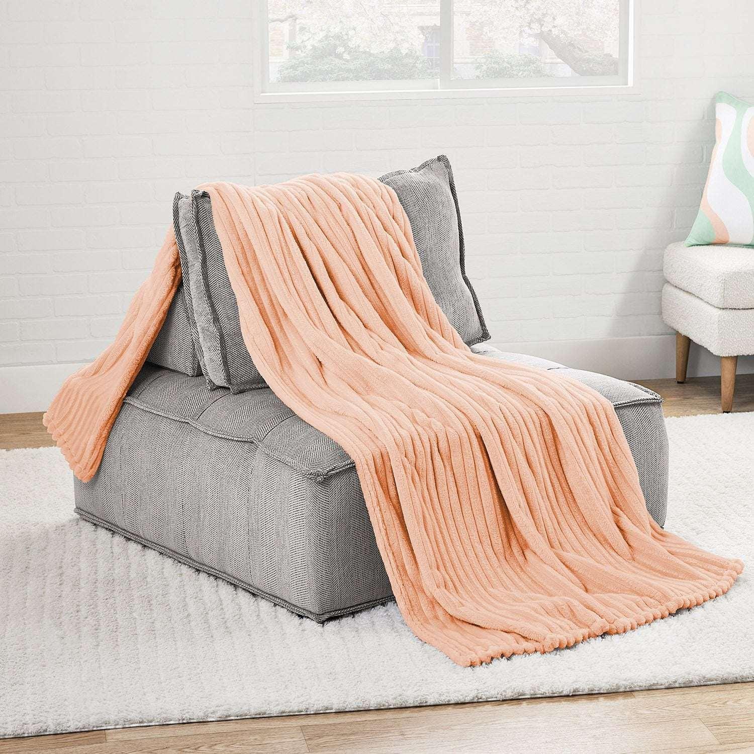 Member's Mark Oversized Plush Blanket, 78" x 92" - Image 5