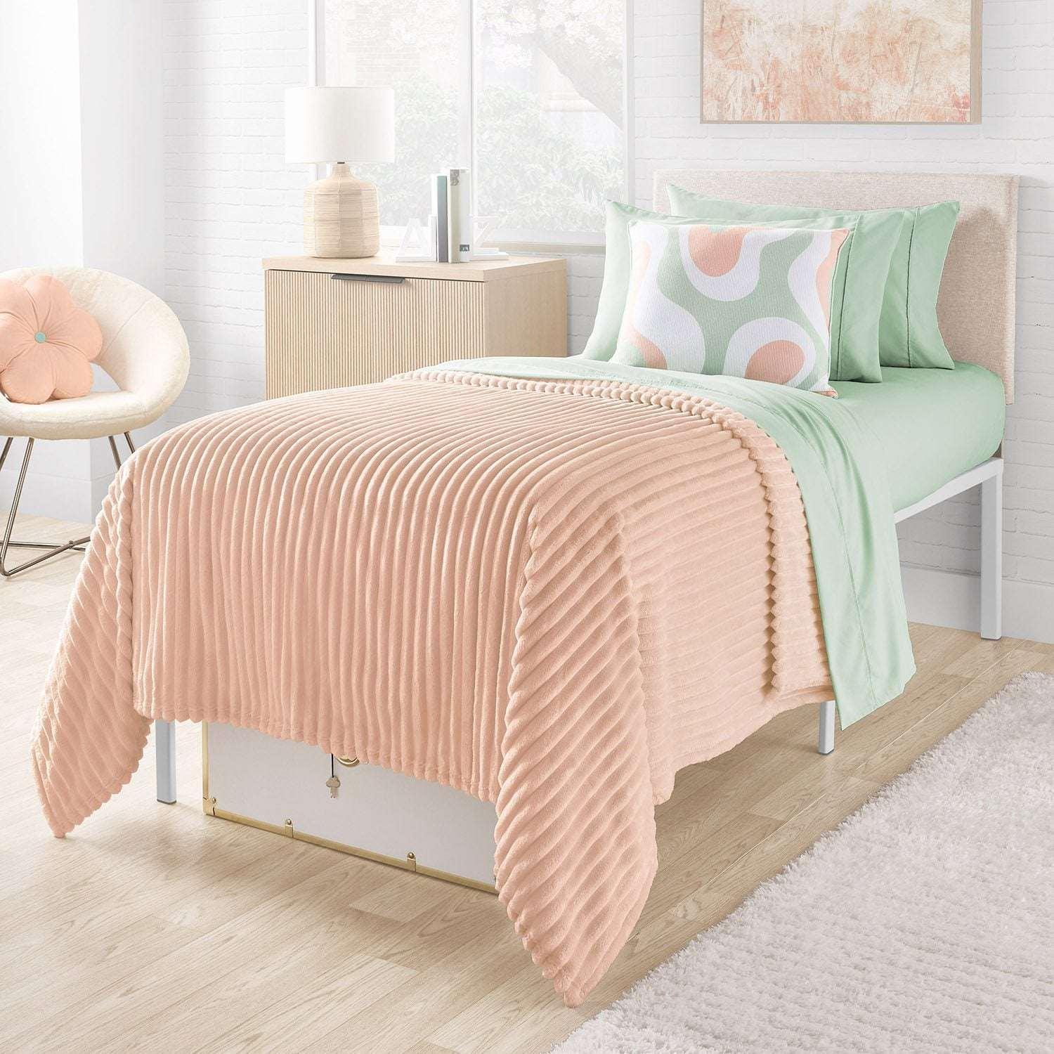 Member's Mark Oversized Plush Blanket, 78" x 92" - Image 6