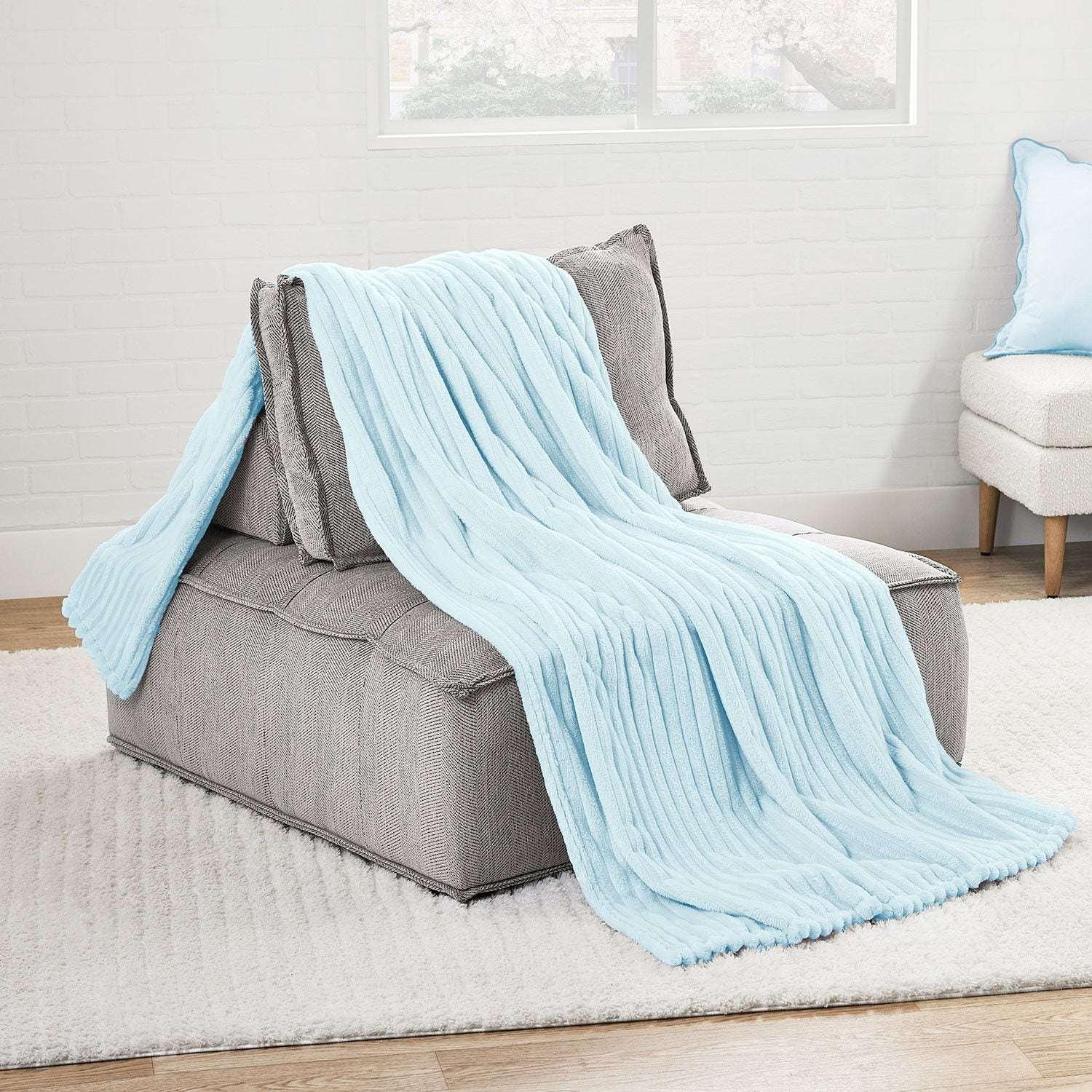 Member's Mark Oversized Plush Blanket, 78" x 92" - Image 9
