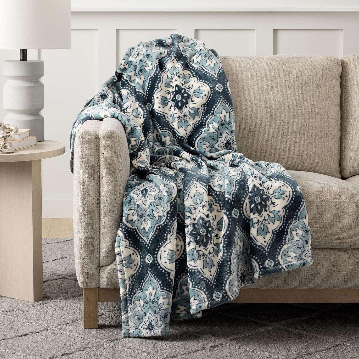 Member's Mark Seasonal Lounge Throw, 60"x70" - Image 16