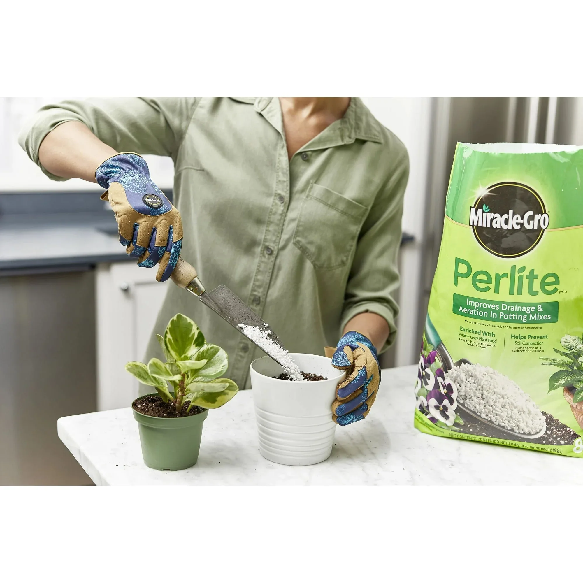 Miracle-Gro Perlite, 8 qt., Improves Drainage and Aeration in Potting Mixes - Image 4
