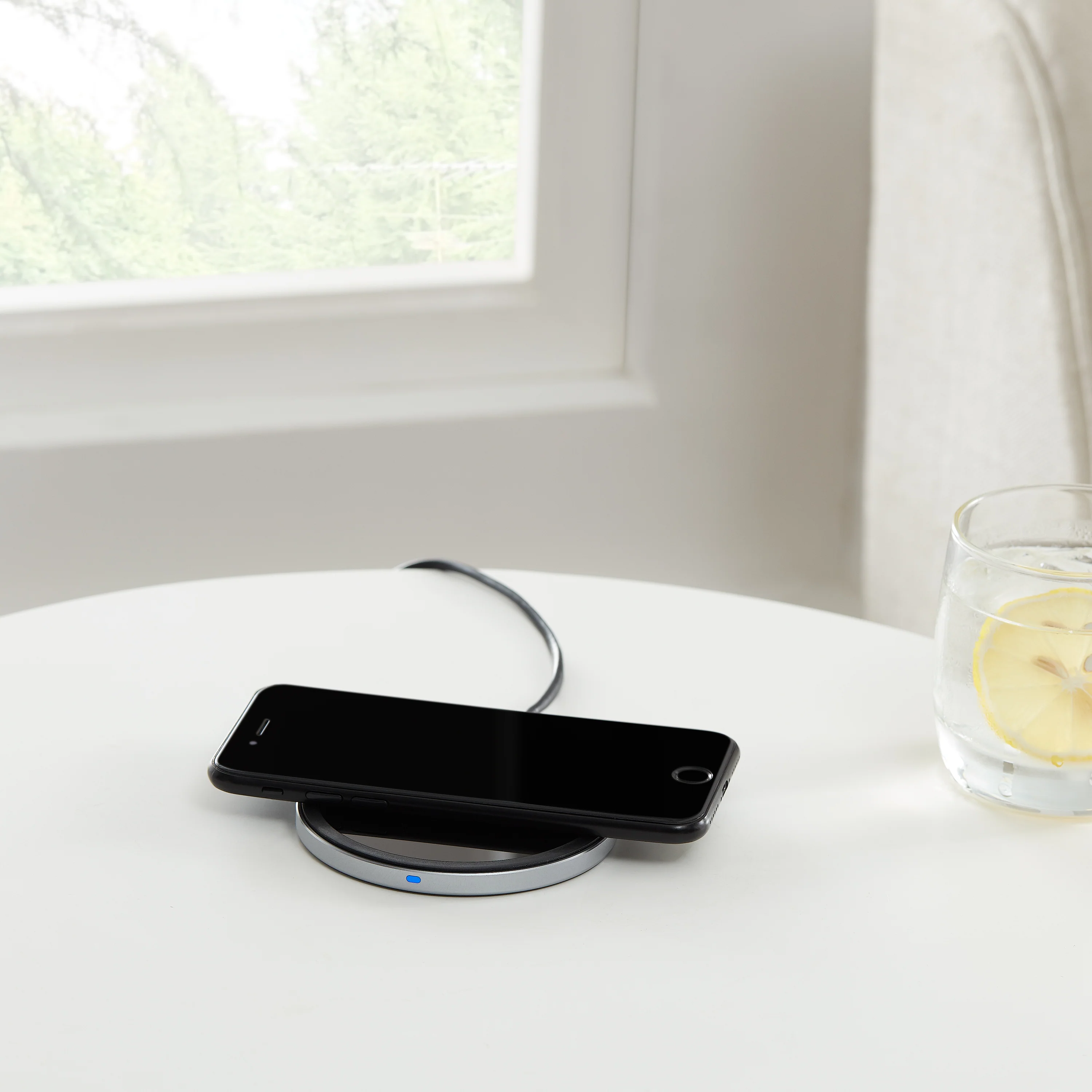 onn. 10W Wireless Charging Pad Compatible with iPhone 13/12/11/XS/X/8 Series, Samsung Galaxy Series, etc - Image 4