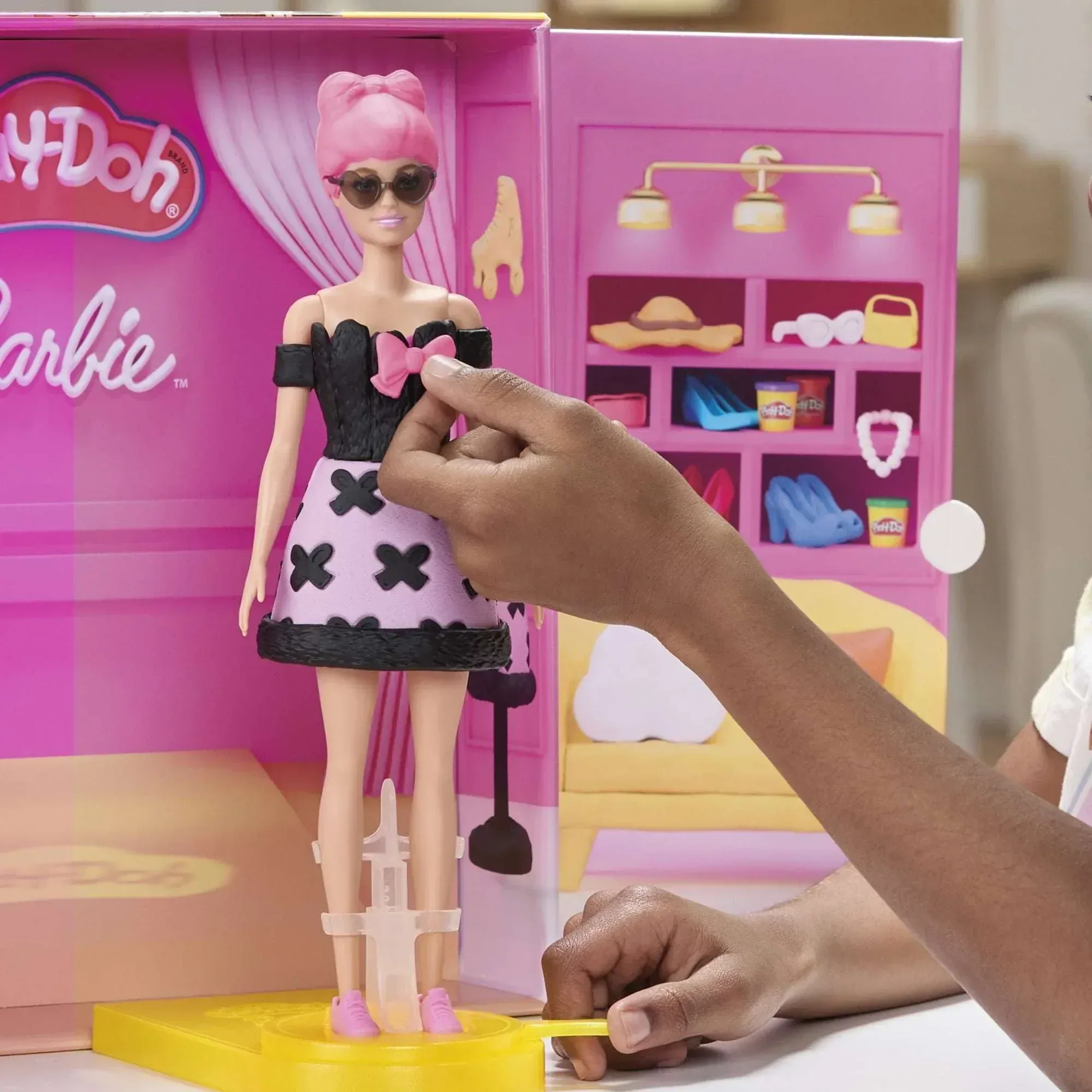 Play-Doh Barbie Designer Fashion Show Playset, Make Doll Clothes, Holiday Gifts for Girls & Boys 5 and up - Image 3