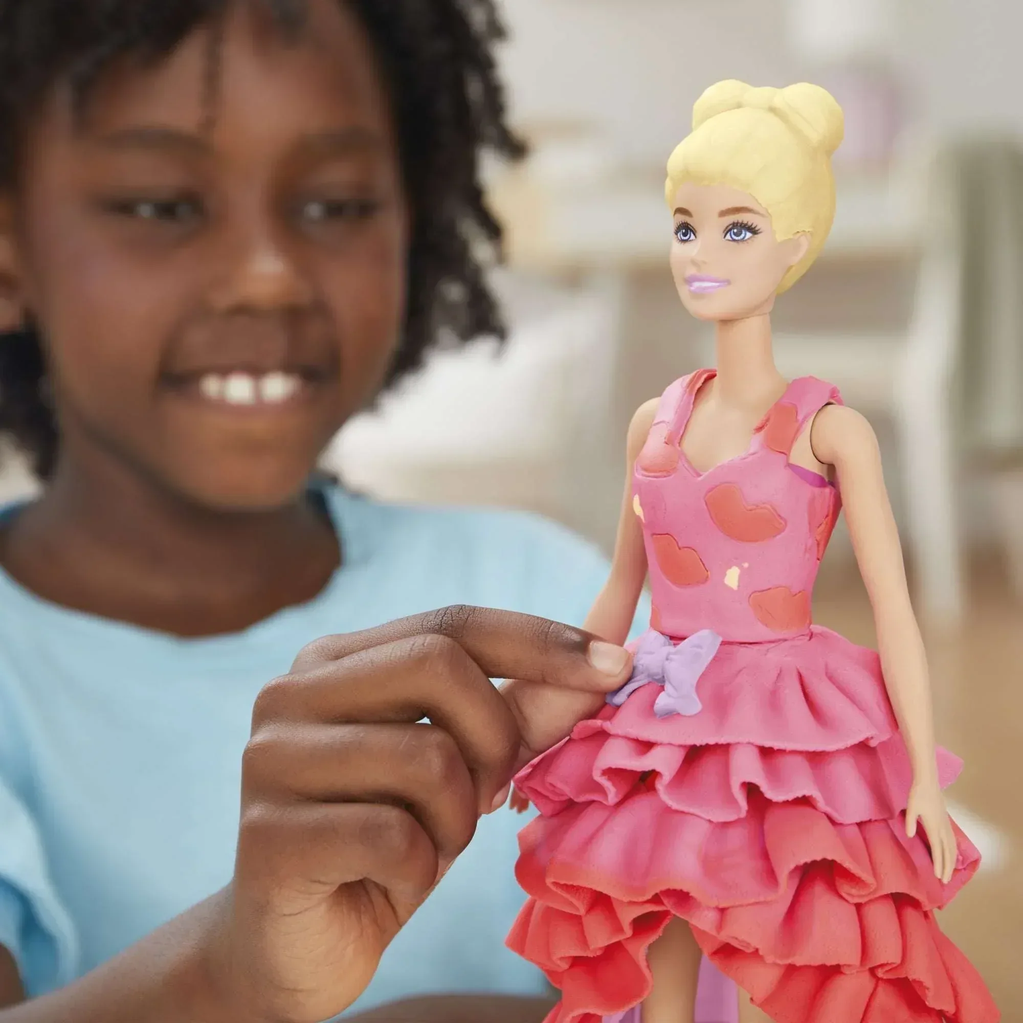 Play-Doh Barbie Designer Fashion Show Playset, Make Doll Clothes, Holiday Gifts for Girls & Boys 5 and up - Image 4