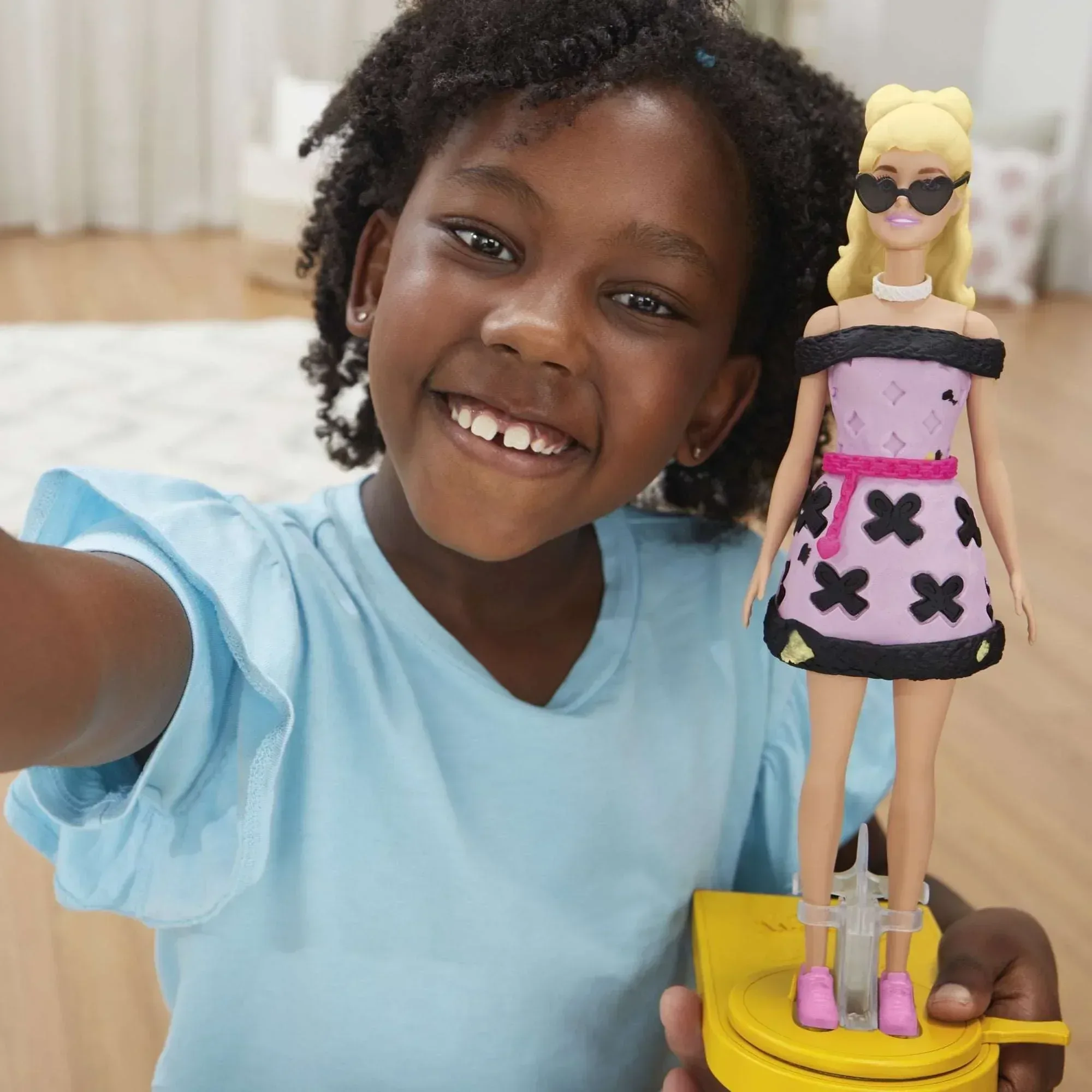 Play-Doh Barbie Designer Fashion Show Playset, Make Doll Clothes, Holiday Gifts for Girls & Boys 5 and up - Image 9