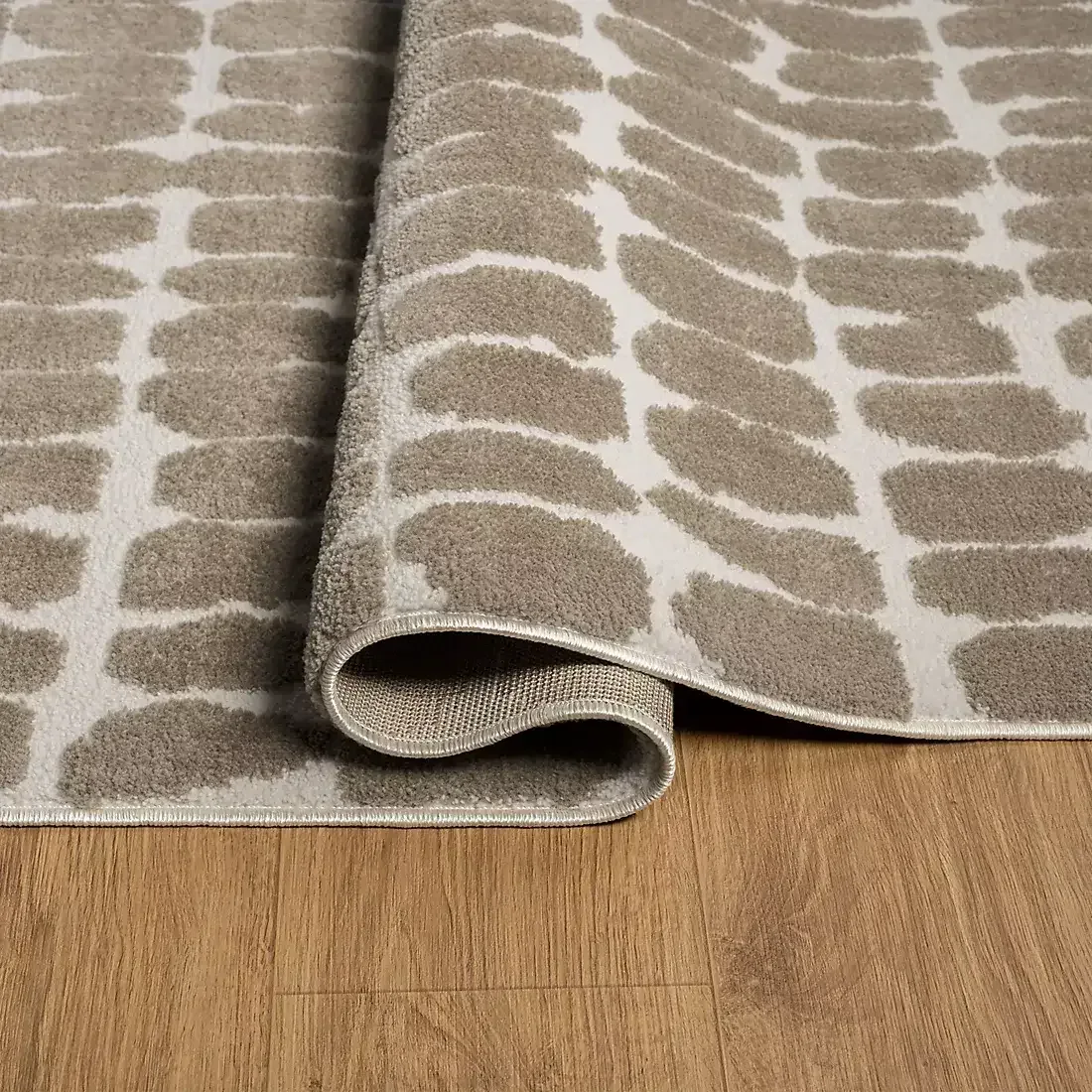 Tahari Freya 6' x 9' Area Rug (Select Color) - Image 4