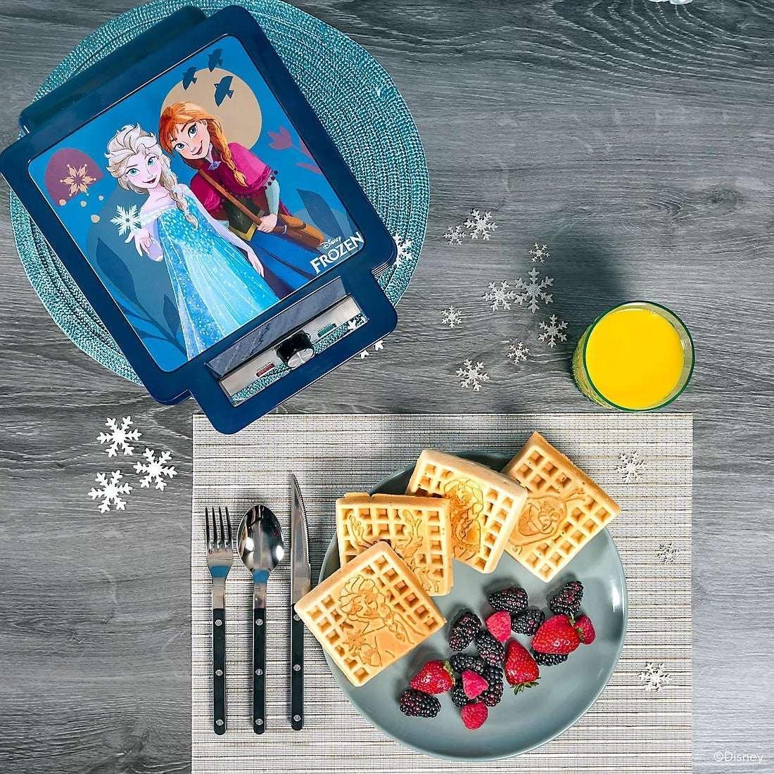 Uncanny Brands Disney Frozen Waffle Maker - Image 4