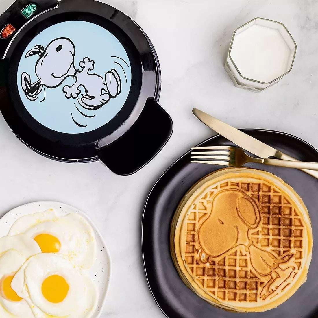 Uncanny Brands Peanuts Snoopy Waffle Maker - Image 4