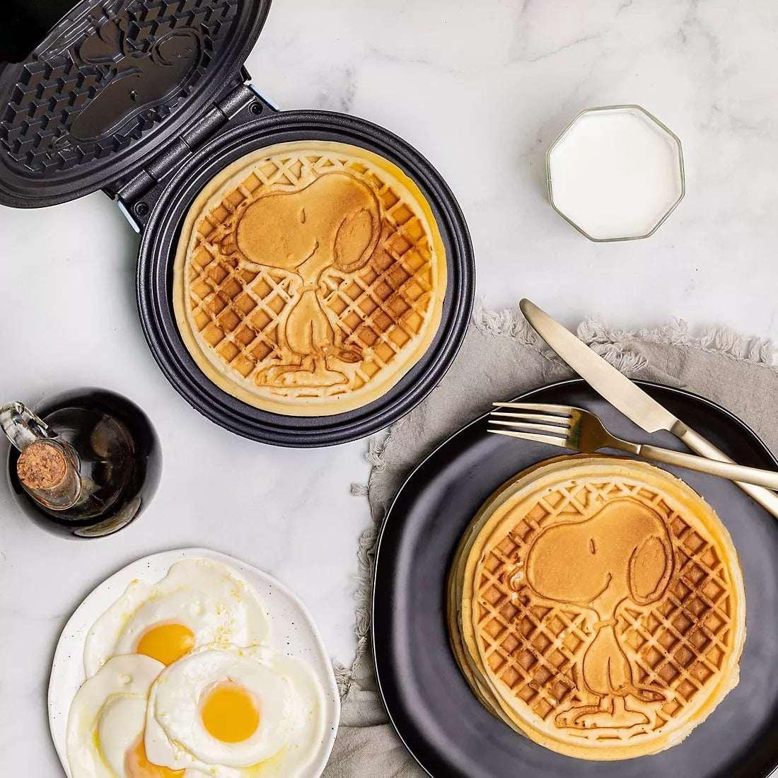 Uncanny Brands Peanuts Snoopy Waffle Maker - Image 5