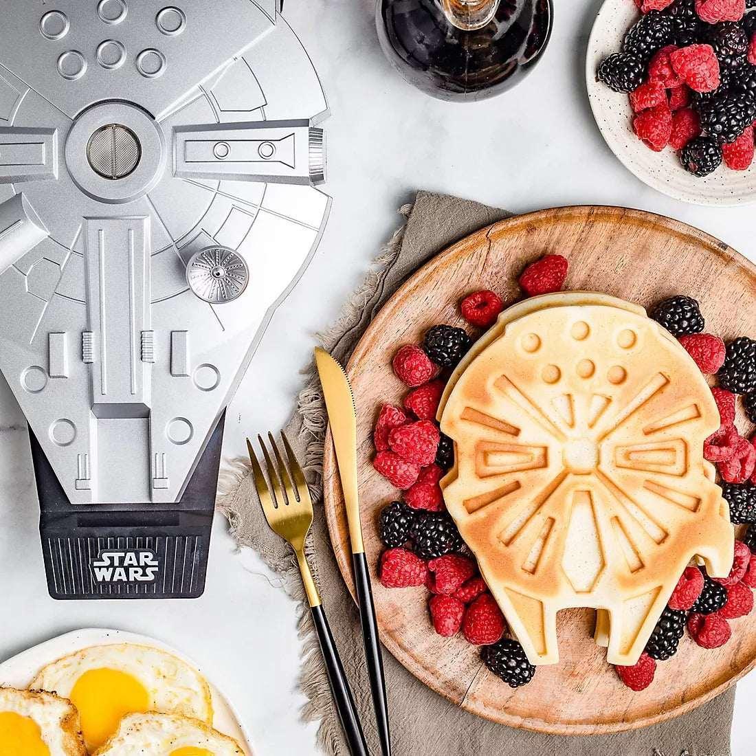 Uncanny Brands Star Wars Deluxe Millennium Falcon Waffle Maker - Image 4
