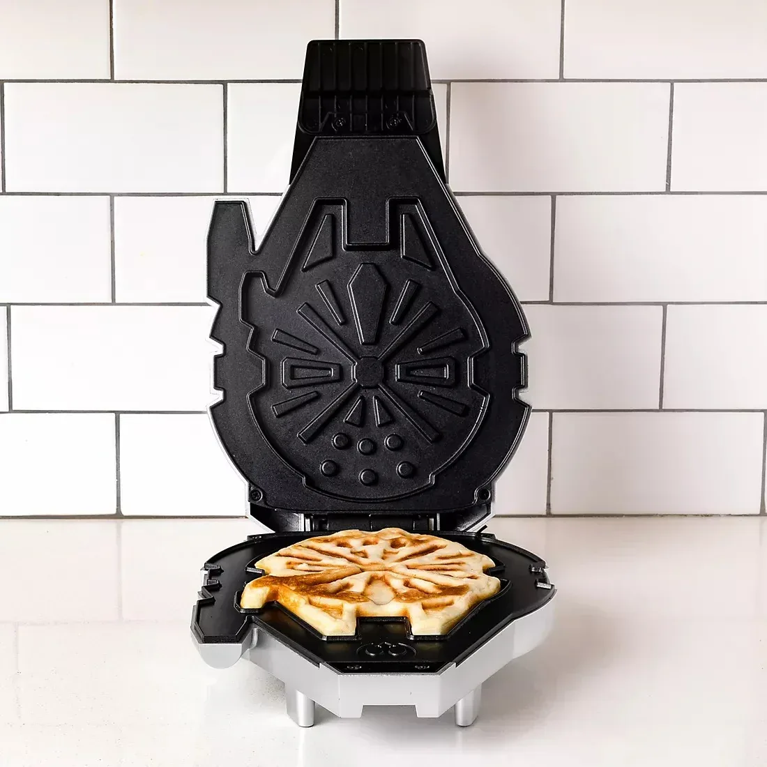 Uncanny Brands Star Wars Deluxe Millennium Falcon Waffle Maker - Image 5