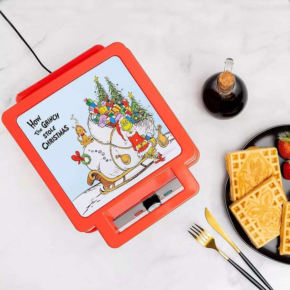 Uncanny Brands The Grinch Deluxe Waffler - Image 3