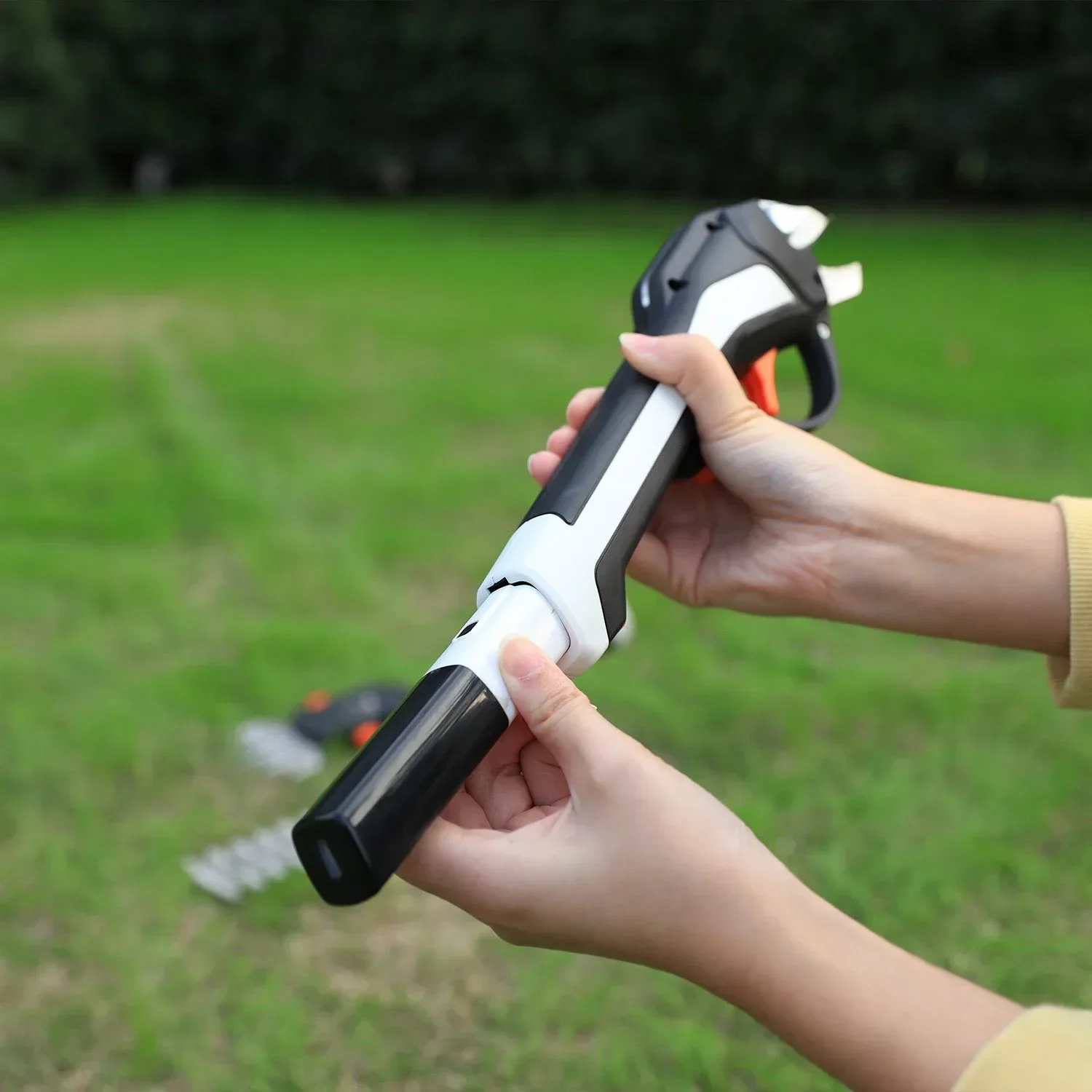 Yard Force 4v Lithium-Ion Multi-Tool Garden Kit - Image 12